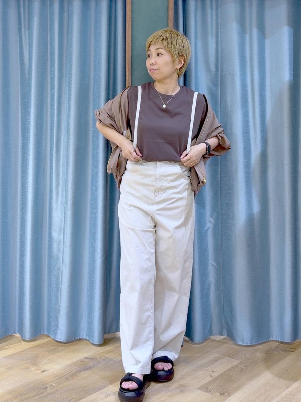 イエロー系のブルゾン、ベージュ系のその他パンツ、ブラック系のサンダルを着用したレディースの夏コーディネートの1枚目の写真