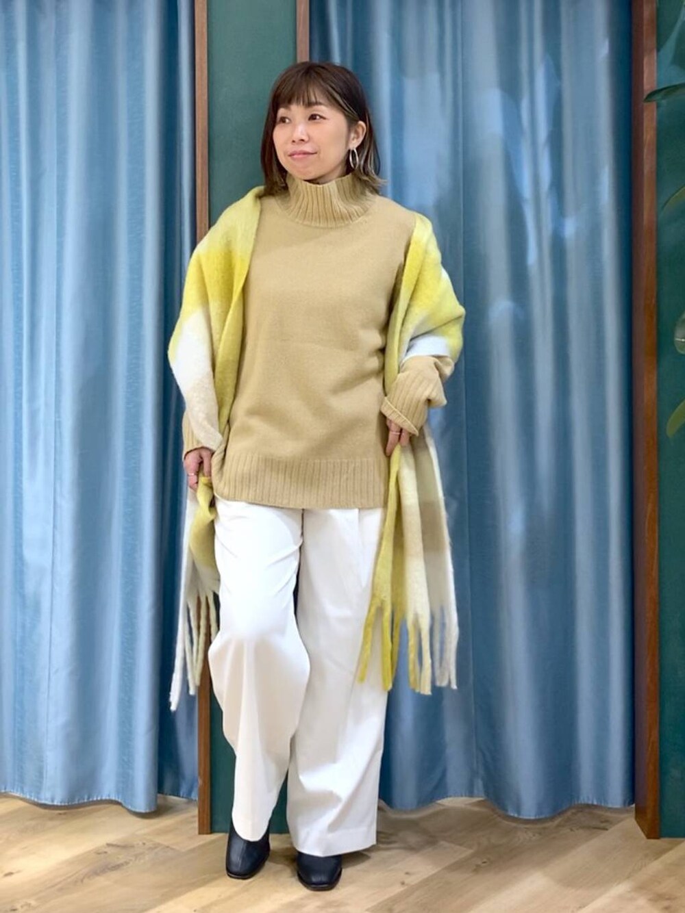 ベージュ系のニット/セーター、ブラック系のブーツ、ホワイト系のその他パンツを着用したレディースの秋コーディネートの1枚目の写真