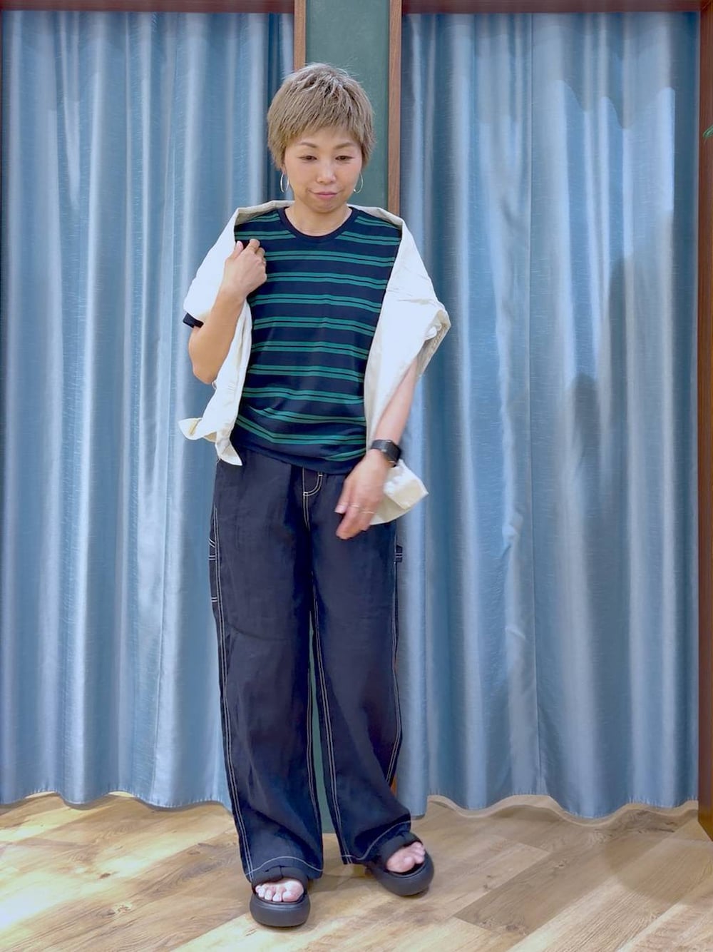 ブルー系のその他パンツ、ベージュ系のシャツ/ブラウス、ブラック系のサンダルを着用したレディースの夏コーディネートの1枚目の写真