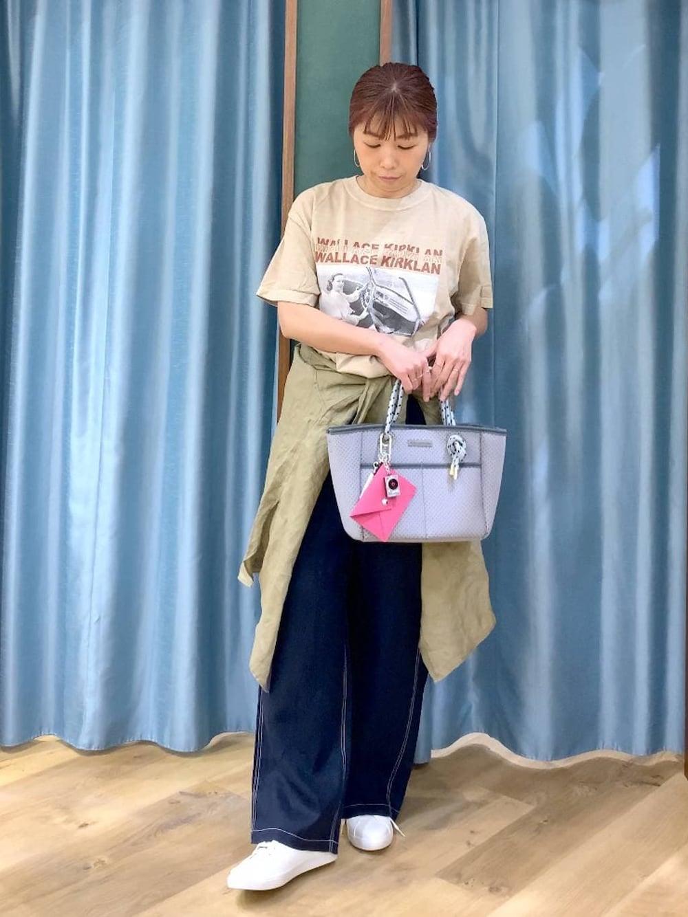 ベージュ系のシャツ/ブラウス、ブルー系のその他パンツ、ベージュ系のTシャツ/カットソーを着用したレディースの春コーディネートの1枚目の写真