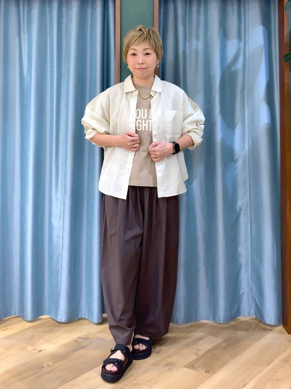 ブラウン系のその他パンツ、ベージュ系のシャツ/ブラウス、ベージュ系のTシャツ/カットソーを着用したレディースの夏コーディネートの1枚目の写真