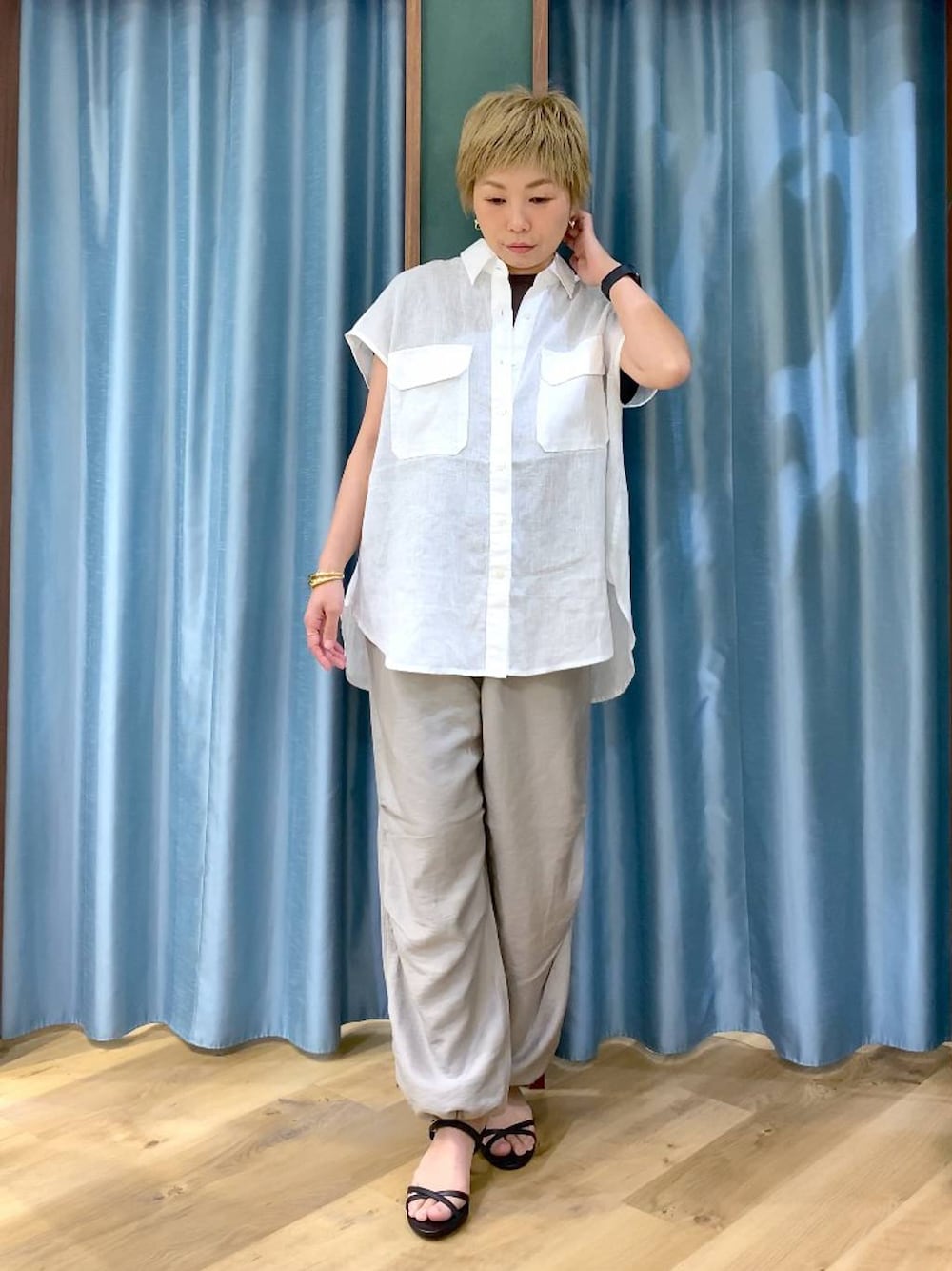 ブラック系のサンダル、ベージュ系のその他パンツ、ブラウン系のTシャツ/カットソーを着用したレディースの夏コーディネートの1枚目の写真