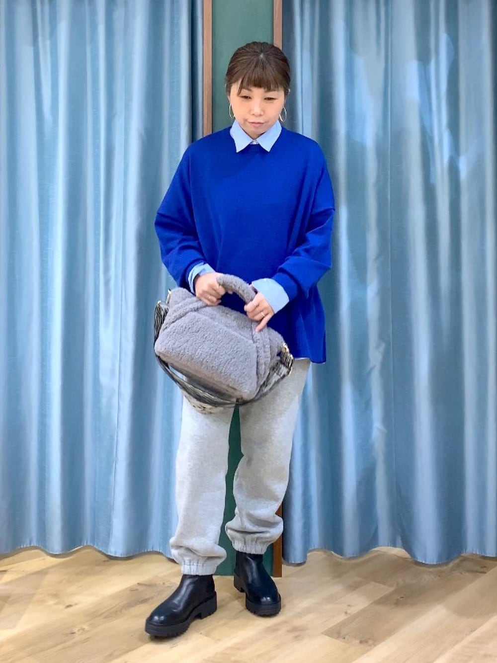 ブラック系のブーツ、ブルー系のシャツ/ブラウス、グレー系のトートバッグを着用したレディースの秋コーディネートの1枚目の写真