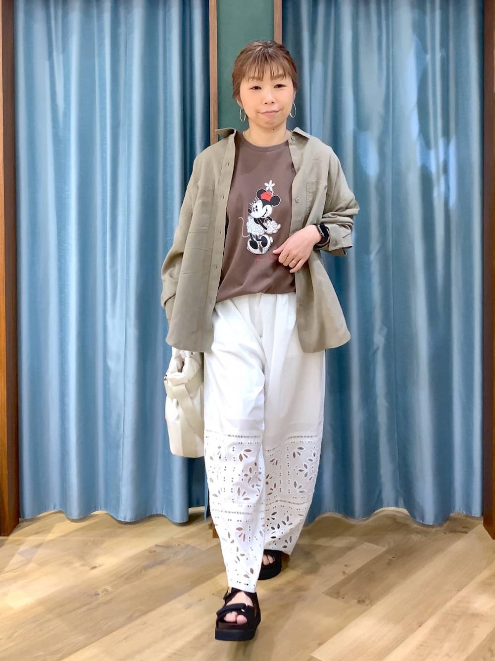 グリーン系のシャツ/ブラウス、ベージュ系のTシャツ/カットソー、ホワイト系のその他パンツを着用したレディースの春コーディネートの1枚目の写真