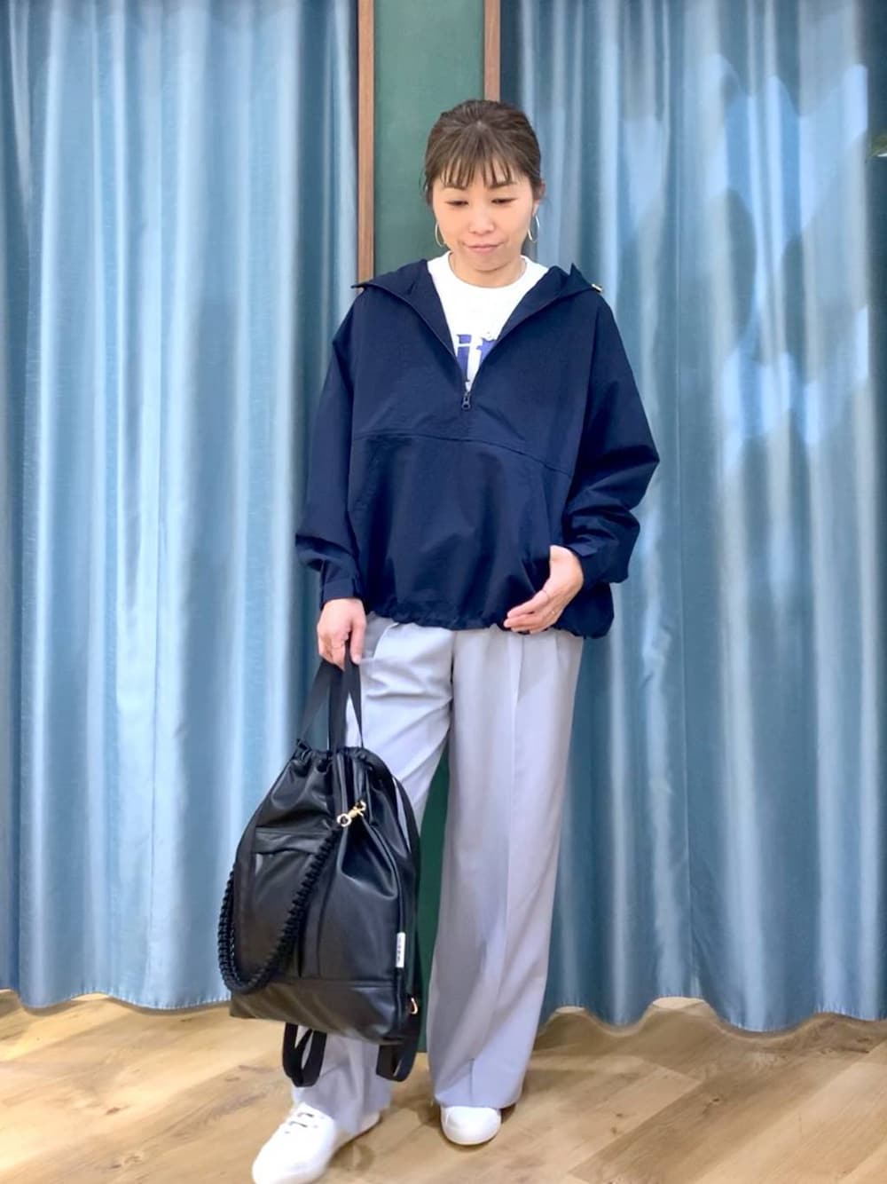 ブラック系のバックパック/リュック、グレー系のその他パンツ、ブルー系のナイロンジャケットを着用したレディースの冬コーディネートの1枚目の写真