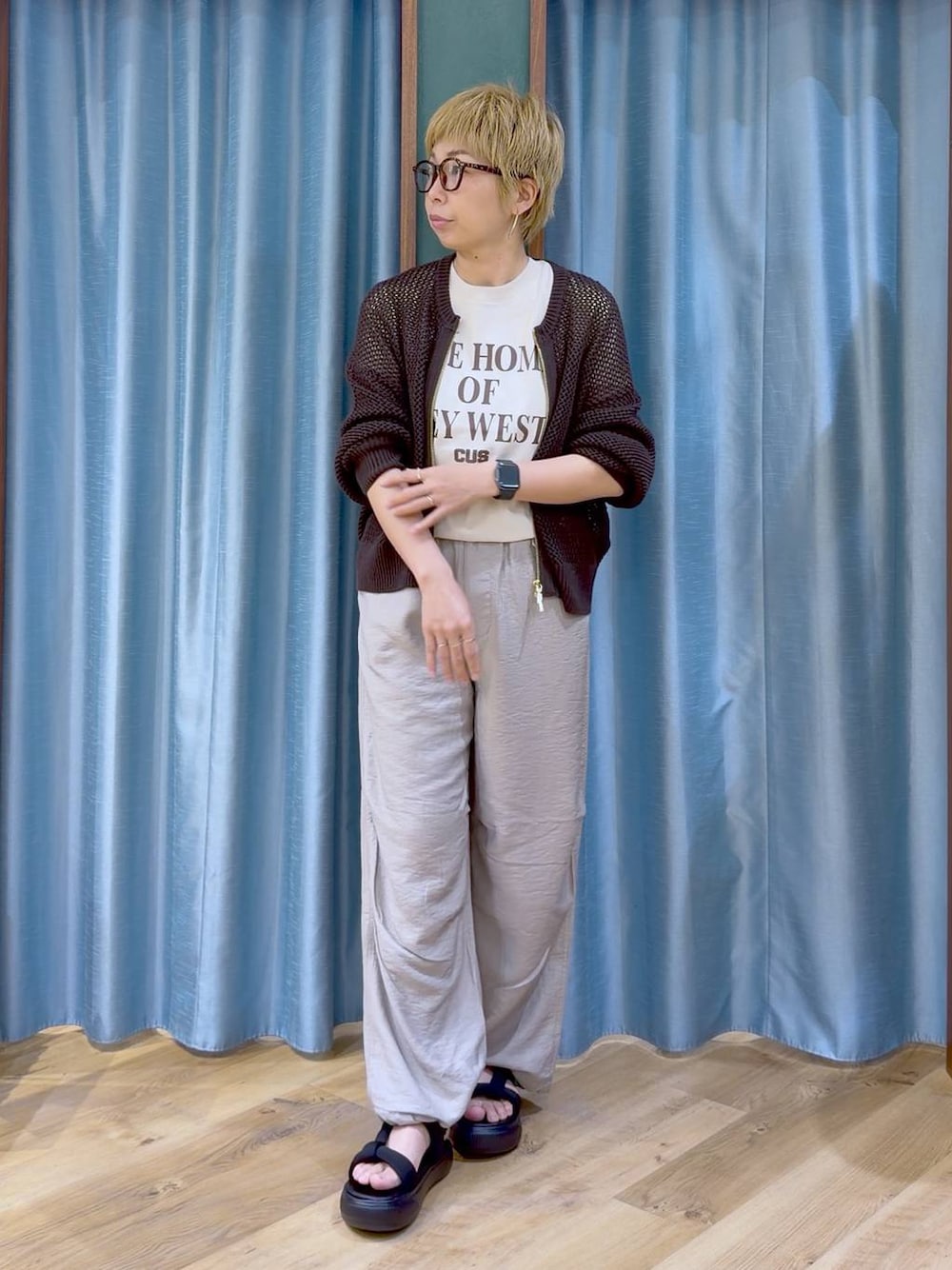 ベージュ系のTシャツ/カットソー、ブラウン系のカーディガン/ボレロ、ベージュ系のその他パンツを着用したレディースの夏コーディネートの1枚目の写真