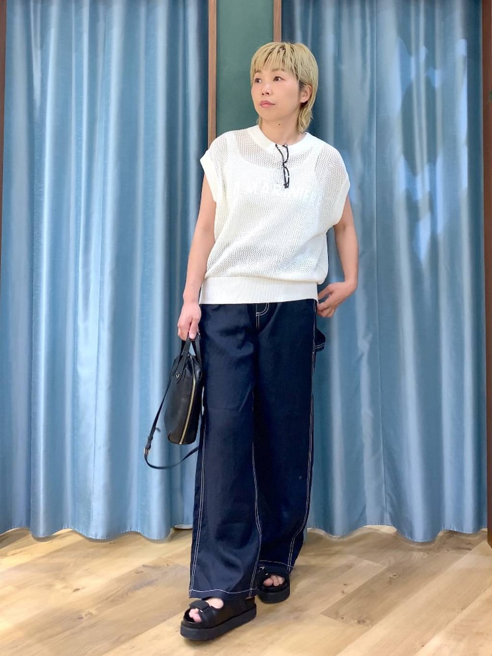 ホワイト系のタンクトップ、ブルー系のその他パンツ、ホワイト系のニット/セーターを着用したレディースの夏コーディネートの1枚目の写真