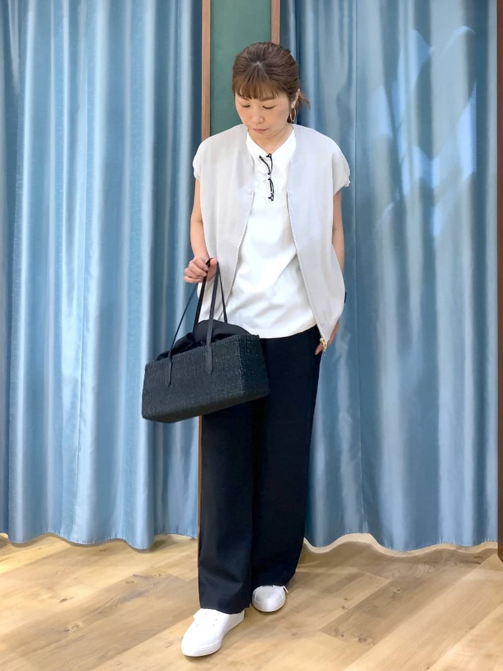 ホワイト系のTシャツ/カットソー、グレー系のニット/セーター、ブラック系のその他パンツを着用したレディースの春コーディネートの1枚目の写真
