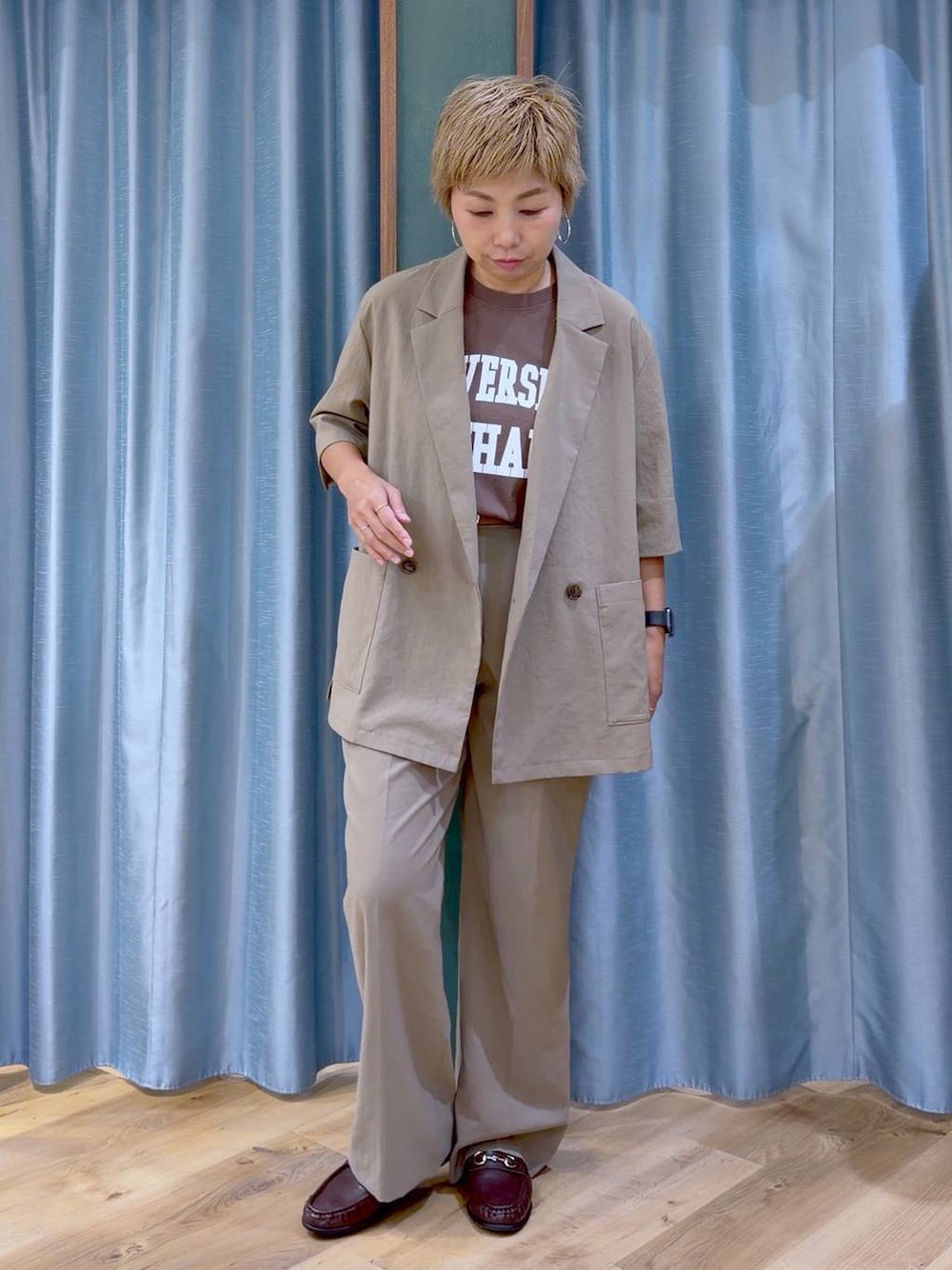 ブラウン系のローファー、ベージュ系のその他パンツ、ベージュ系のテーラードジャケットを着用したレディースの夏コーディネートの1枚目の写真