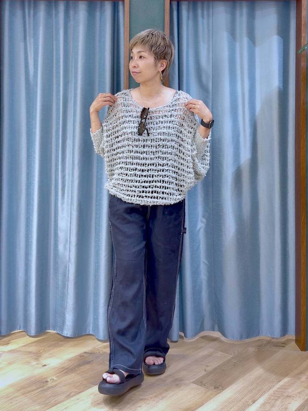 グレー系のタンクトップ、ブルー系のその他パンツ、ブラック系のサンダルを着用したレディースの夏コーディネートの1枚目の写真