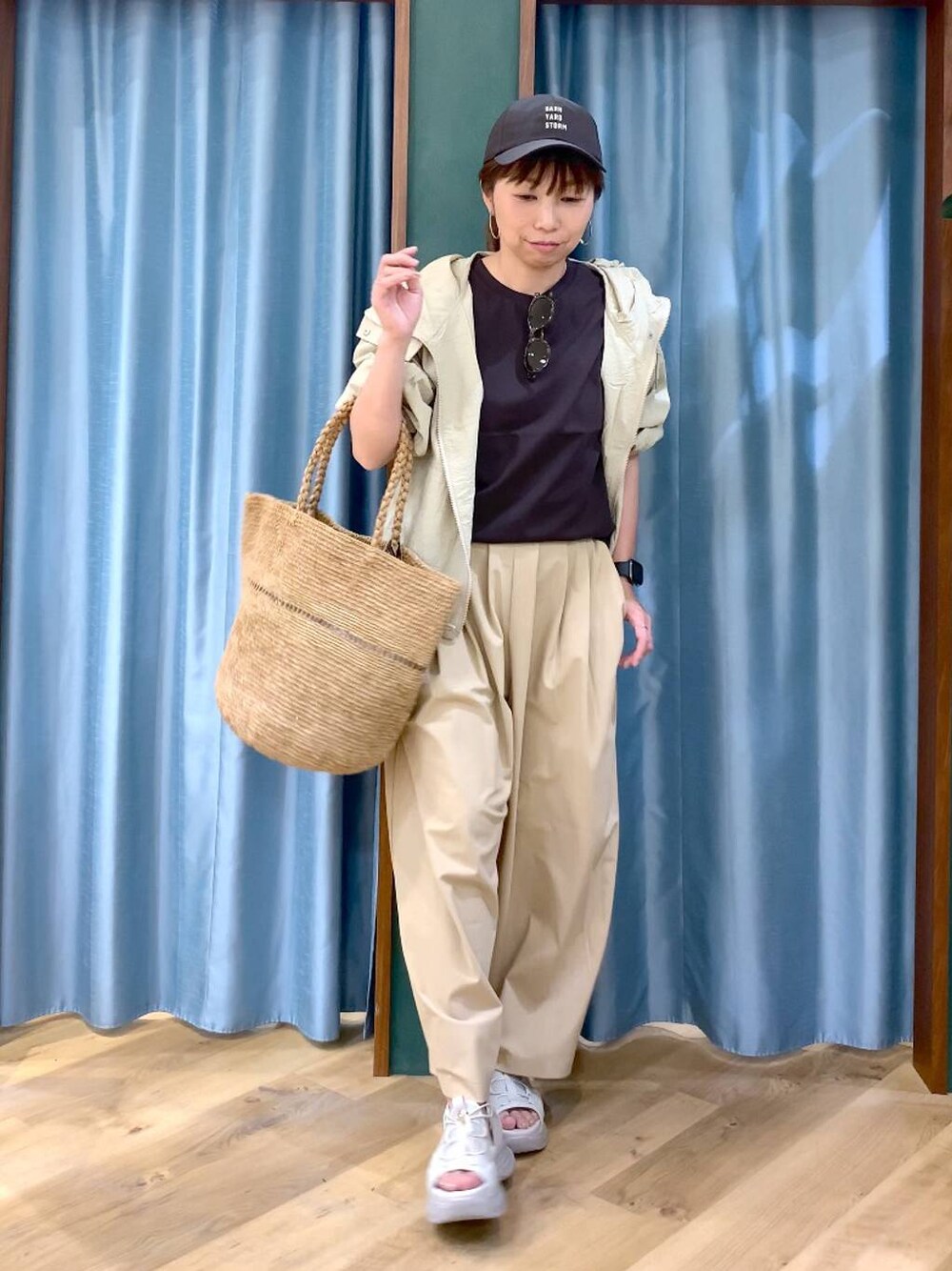 ブラウン系のTシャツ/カットソー、ベージュ系のブルゾン、ベージュ系のその他パンツを着用したレディースの春コーディネートの1枚目の写真