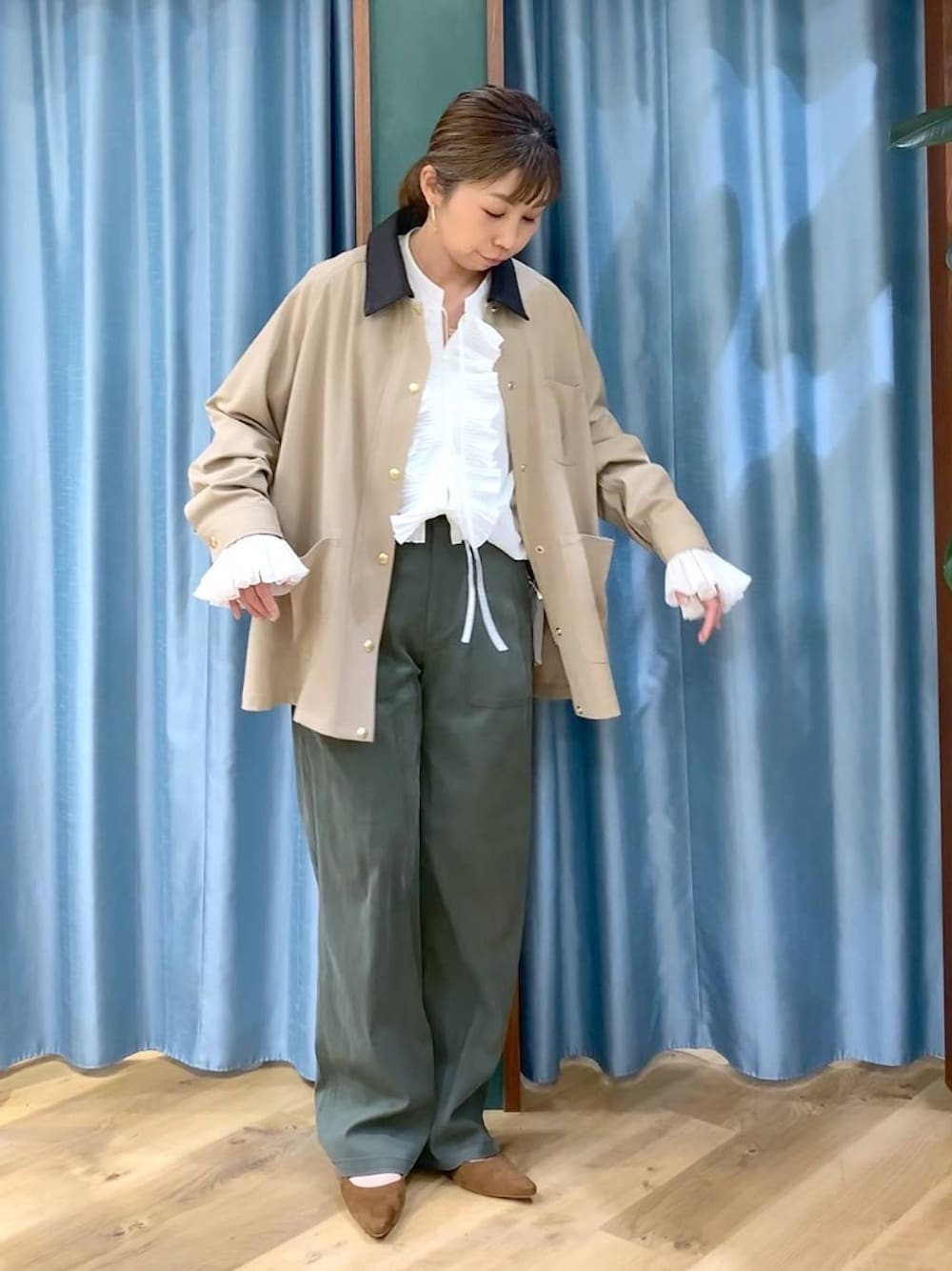 グリーン系のその他パンツ、ベージュ系のカバーオール、イエロー系のパンプスを着用したレディースの冬コーディネートの1枚目の写真