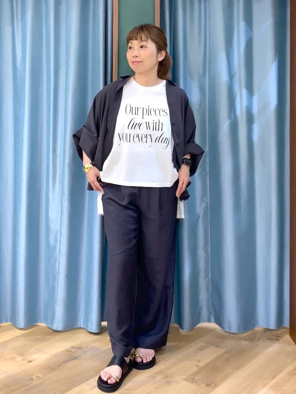 グレー系のシャツ/ブラウス、グレー系のその他パンツ、ホワイト系のTシャツ/カットソーを着用したレディースの春コーディネートの1枚目の写真