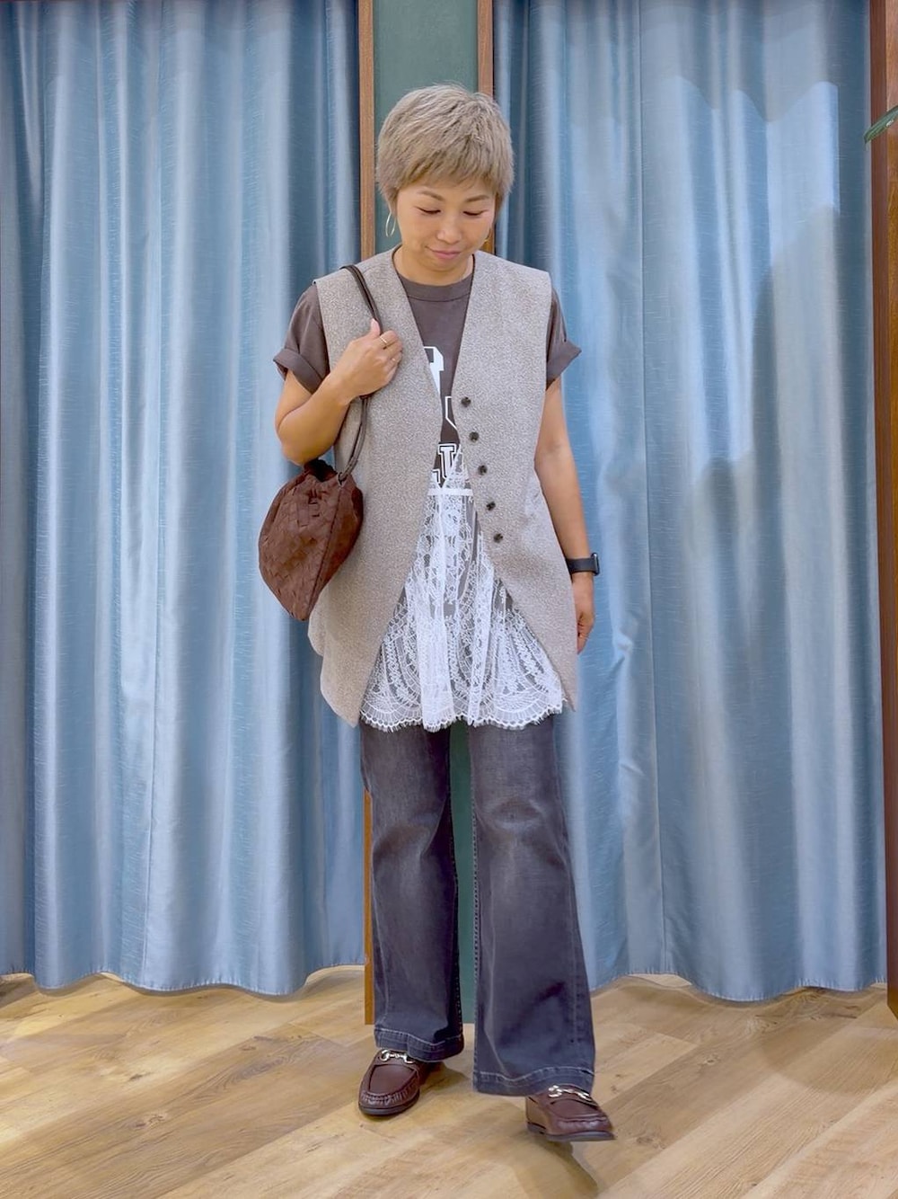 ブラウン系のショルダーバッグ、ブラウン系のローファー、グレー系のTシャツ/カットソーを着用したレディースの夏コーディネートの1枚目の写真