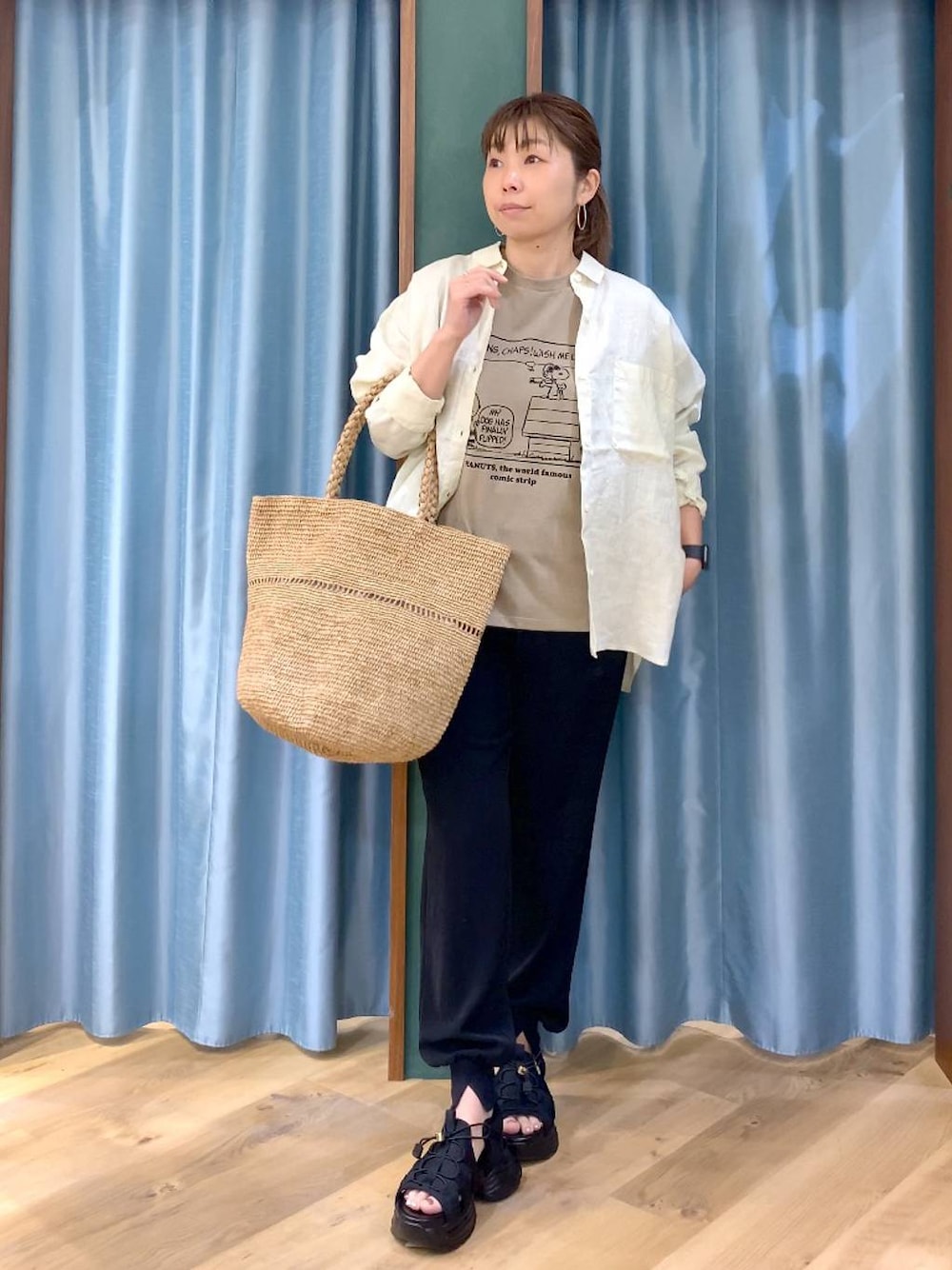 イエロー系のシャツ/ブラウス、ベージュ系のTシャツ/カットソー、ブラック系のサンダルを着用したレディースの春コーディネートの1枚目の写真