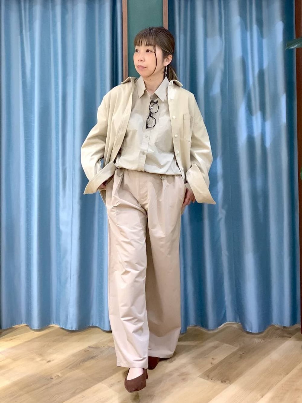 ベージュ系のシャツ/ブラウス、ブラウン系のパンプス、ベージュ系のその他パンツを着用したレディースの冬コーディネートの1枚目の写真