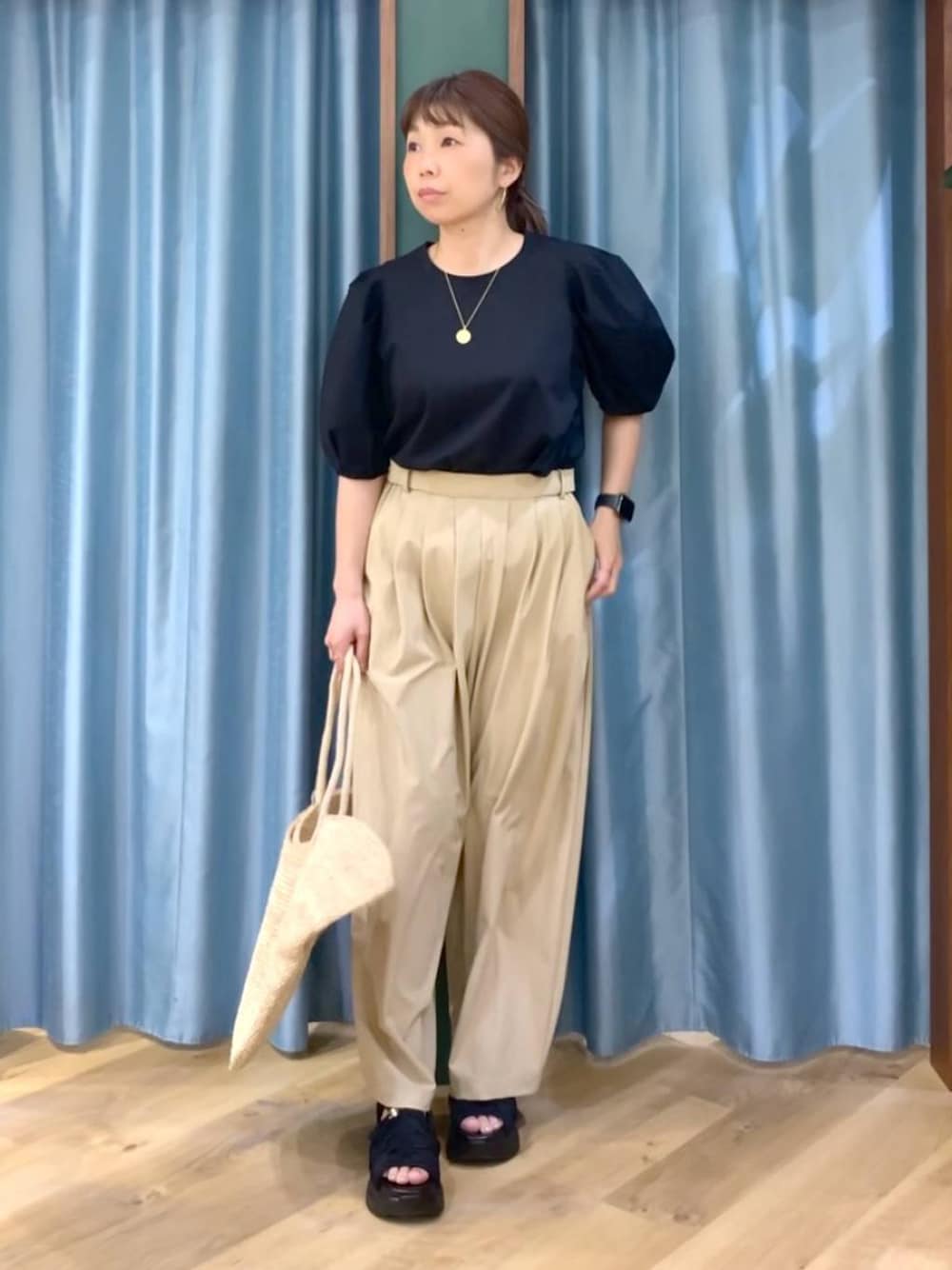 ブラック系のシャツ/ブラウス、ベージュ系のその他パンツ、ブラック系のサンダルを着用したレディースの春コーディネートの1枚目の写真