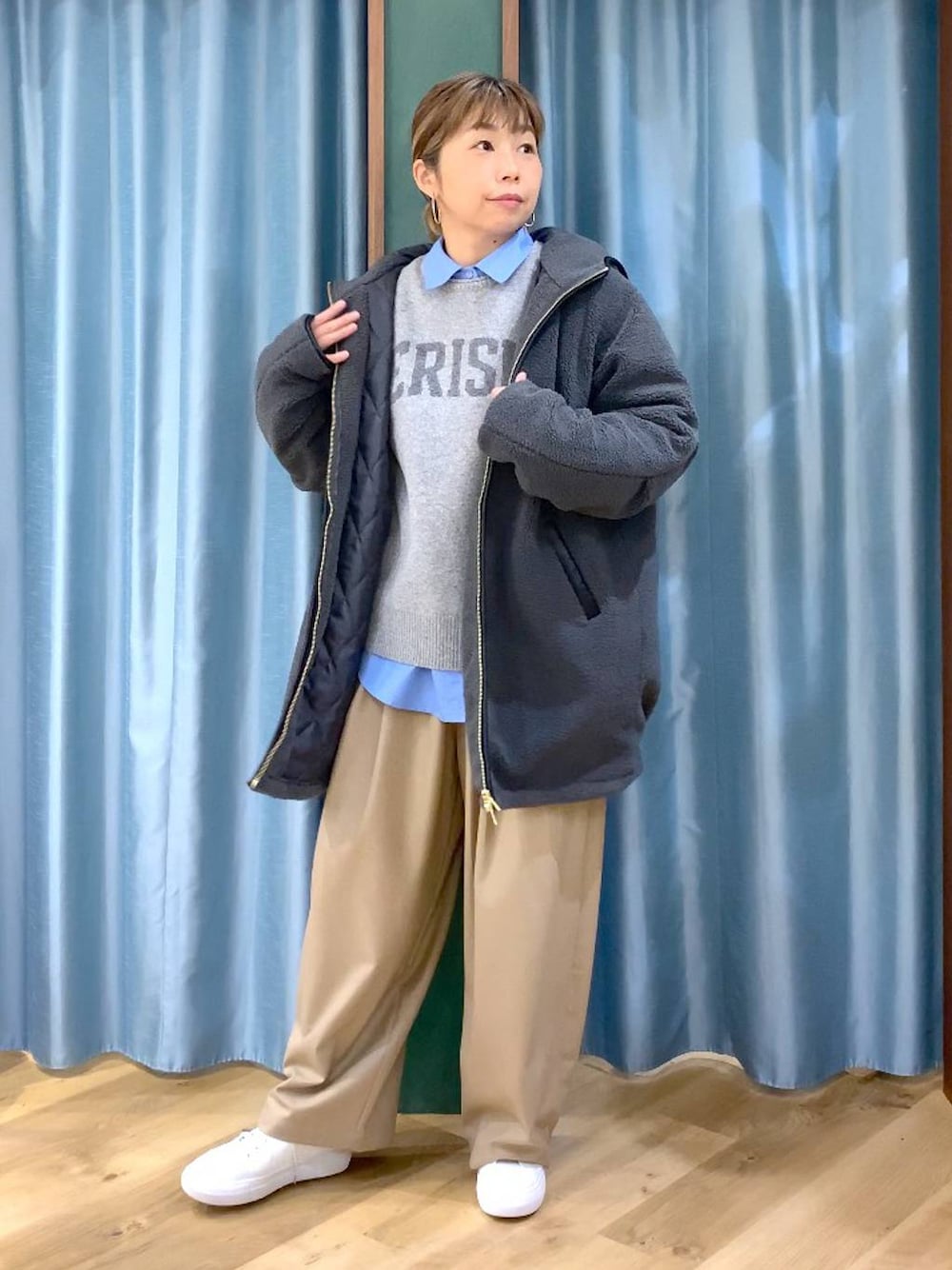 グレー系のニット/セーター、グレー系のその他アウター、ベージュ系のその他パンツを着用したレディースの冬コーディネートの1枚目の写真