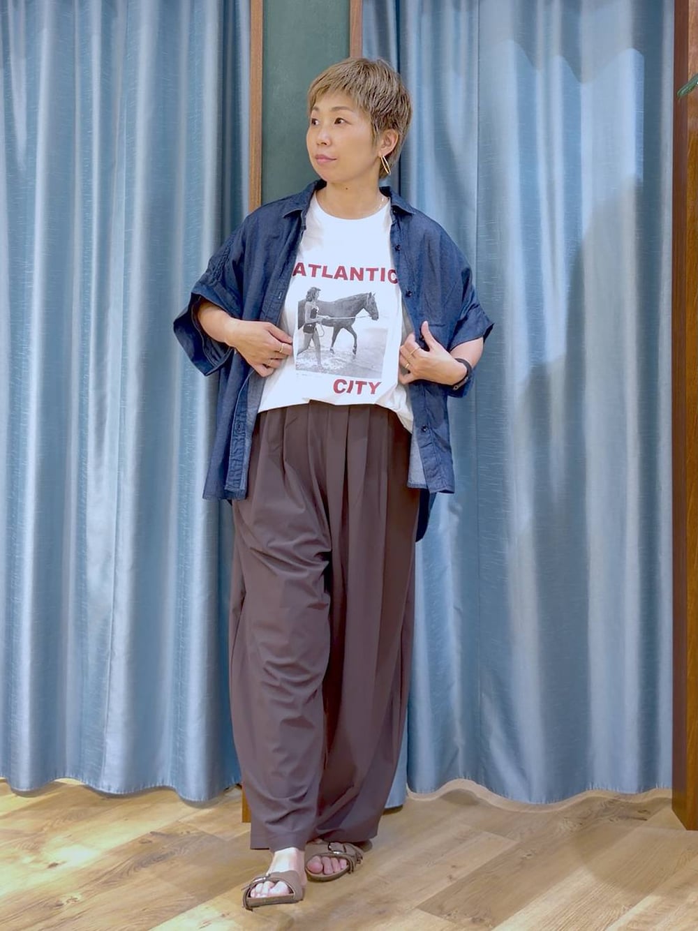 ホワイト系のTシャツ/カットソー、ブラウン系のその他パンツ、ブラウン系のサンダルを着用したレディースの夏コーディネートの1枚目の写真