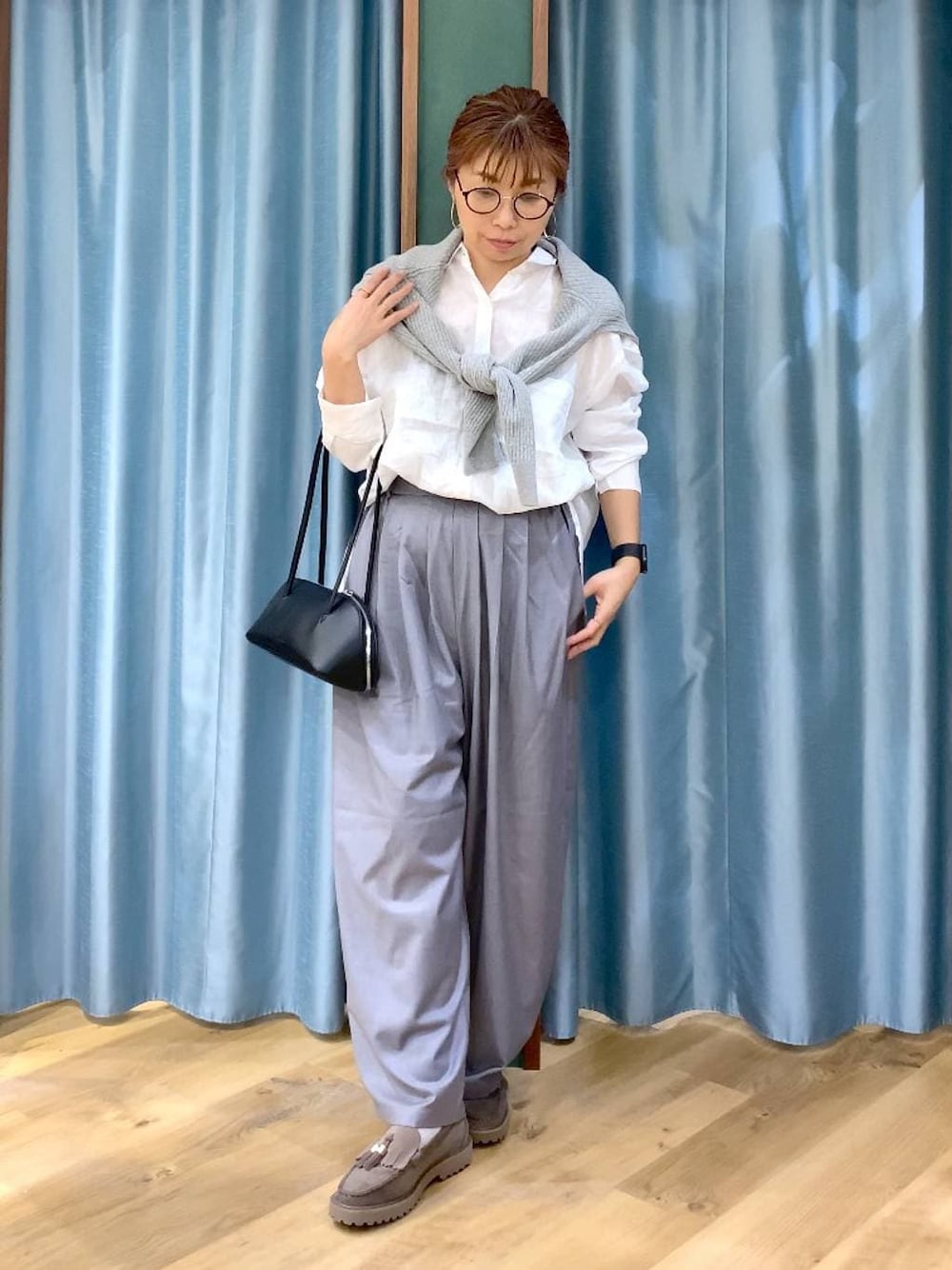 グレー系のローファー、グレー系のカーディガン/ボレロ、グレー系のその他パンツを着用したレディースの春コーディネートの1枚目の写真