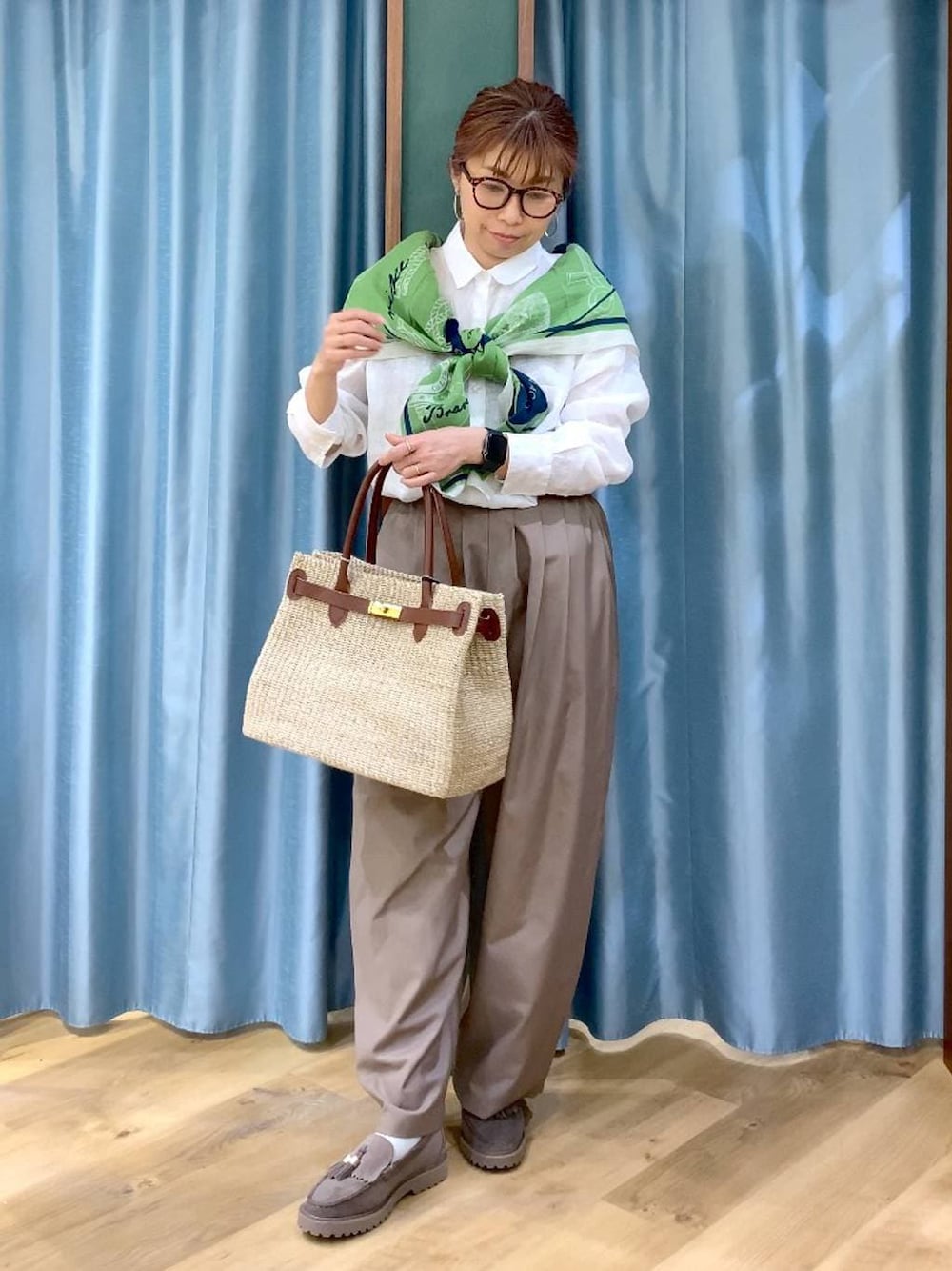 グレー系のローファー、ベージュ系のその他パンツ、ホワイト系のシャツ/ブラウスを着用したレディースの春コーディネートの1枚目の写真