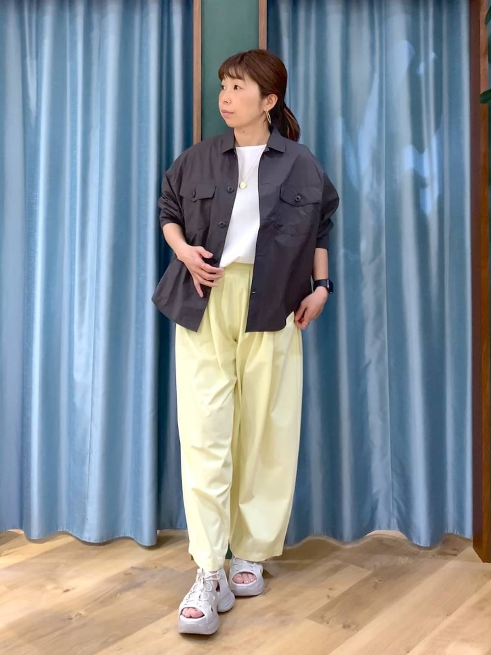 グレー系のシャツ/ブラウス、ホワイト系のTシャツ/カットソー、グレー系のサンダルを着用したレディースの春コーディネートの1枚目の写真