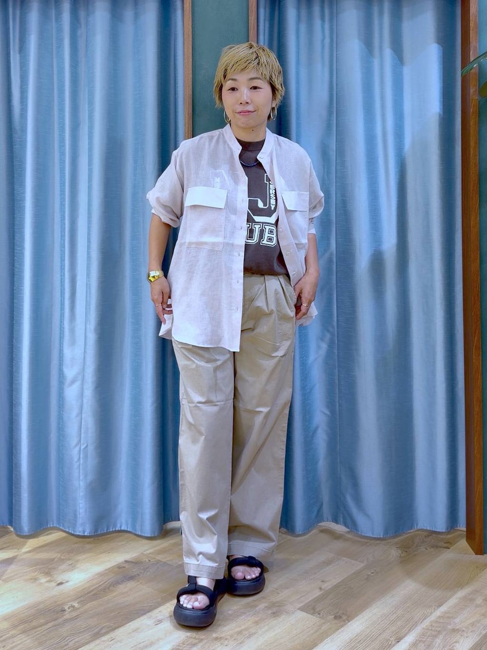 ブラック系のサンダル、ピンク系のシャツ/ブラウス、グレー系のTシャツ/カットソーを着用したレディースの夏コーディネートの1枚目の写真