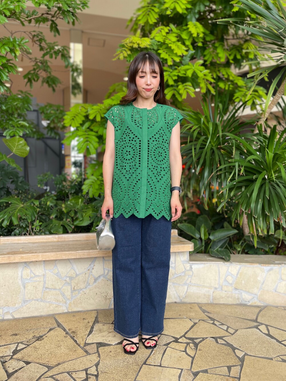 「お出かけコーデ日記、夏コーデ、大人女子、デニムパンツ、グリーンコーデ、スカラップ、きれいめカジュアル、綺麗目コーデ、いいね、save、フォローお願いします🤑、グリーンが好き、夏服、リアルバイ」｜「Te chichiのスカラップエンブロイダリーブラウス（シャツ/ブラウス、グリーン系）」を使った、🧸chiha🧸さん（レディース・154cm）の春コーディネートの1枚目の写真
