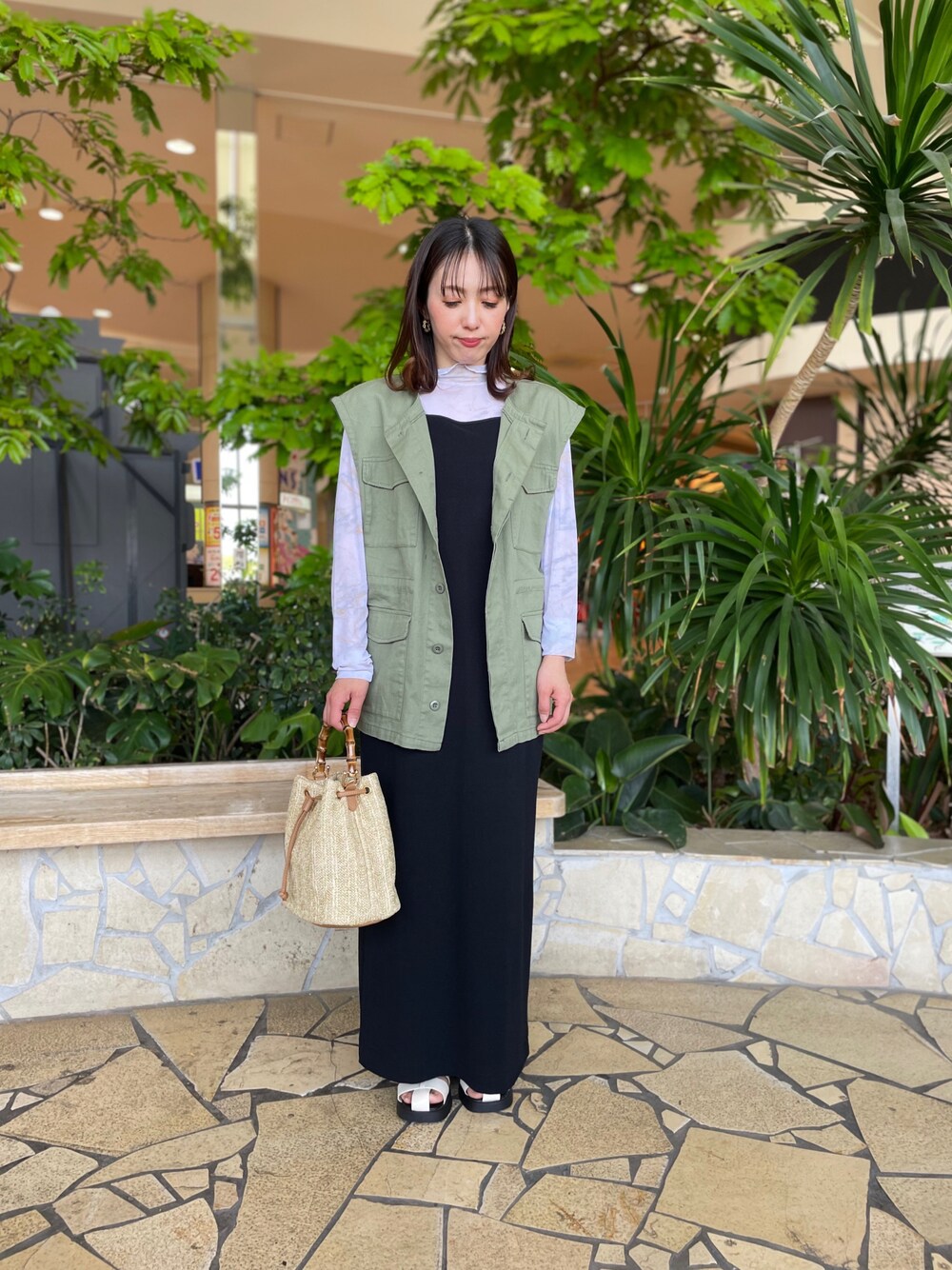 「大人カジュアル、着回しコーデ、お洒落さんとつながりたい、大人可愛い、ワンピーススタイル、トレンド、今日のコーデ、おでかけコーデ、低身長、リラックススタイル、カジュアルコーデ、シアートップス、グルカサンダル、キャミワンピ、ミリタリーコーデ」｜「Lugnoncureのシアータートルトップス（ニット/セーター、ベージュ系）」を使った、🧸chiha🧸さん（レディース・154cm）の春コーディネートの1枚目の写真