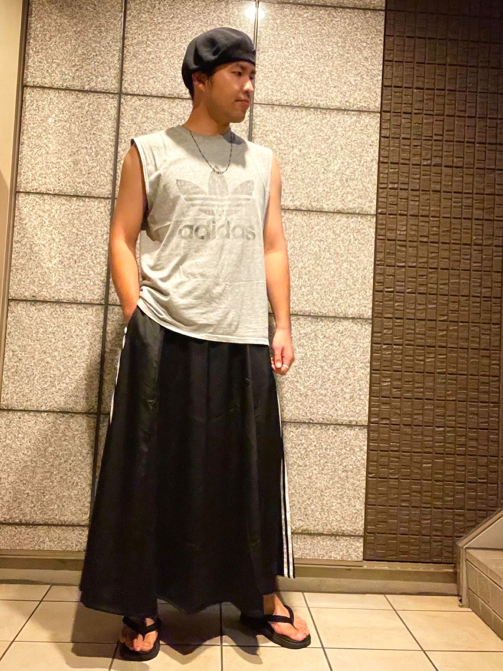 「きれいめカジュアル、お洒落さんとつながりたい、古着好きな人と繋がりたい、黒、adidas、スカート、スカートコーデ、ノースリーブ、ベレー帽、春日井、CA4LA、taboo、雪駄、無印良品、YOSHiKO CREATiON」｜「CA4LAのNF BIG BERET SS2（ハンチング/ベレー帽、ブラック系）」を使った、takayoichiさん（メンズ・187cm）の夏コーディネートの1枚目の写真