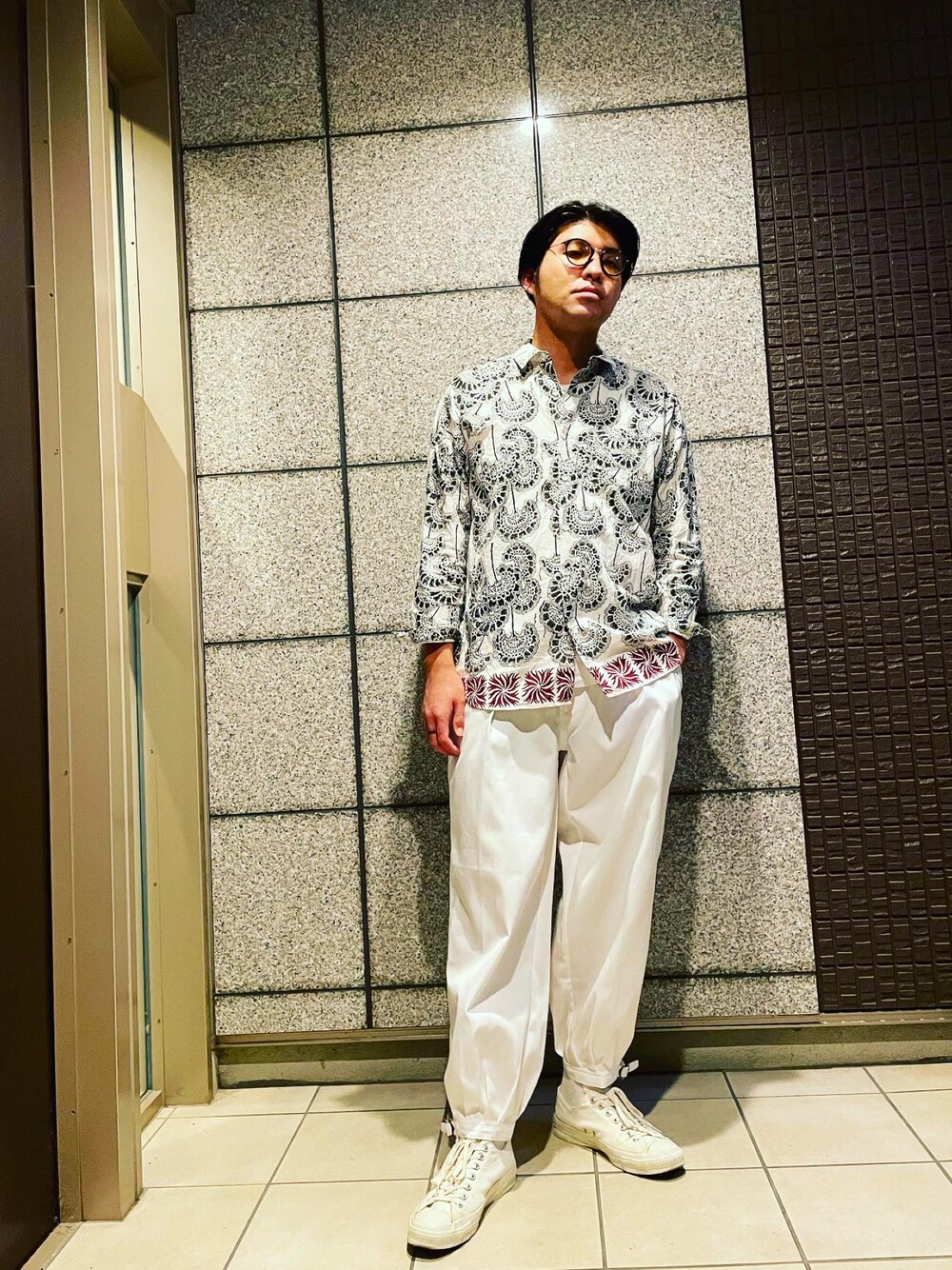「だから秋服が好き、今日のコーデ、お洒落さんとつながりたい、スニーカーコーデ、秋のコーデ、シャツ、ワントーンコーデ、ootd、古着、プチプラ、フォローミー、インディアンシャツ、寅壱、SENSEOFPLACE、カラーレンズ」｜「SENSE OF PLACE by URBAN RESEARCHのアイテム（サングラス、イエロー系）」を使った、takayoichiさん（メンズ・187cm）の秋コーディネートの1枚目の写真