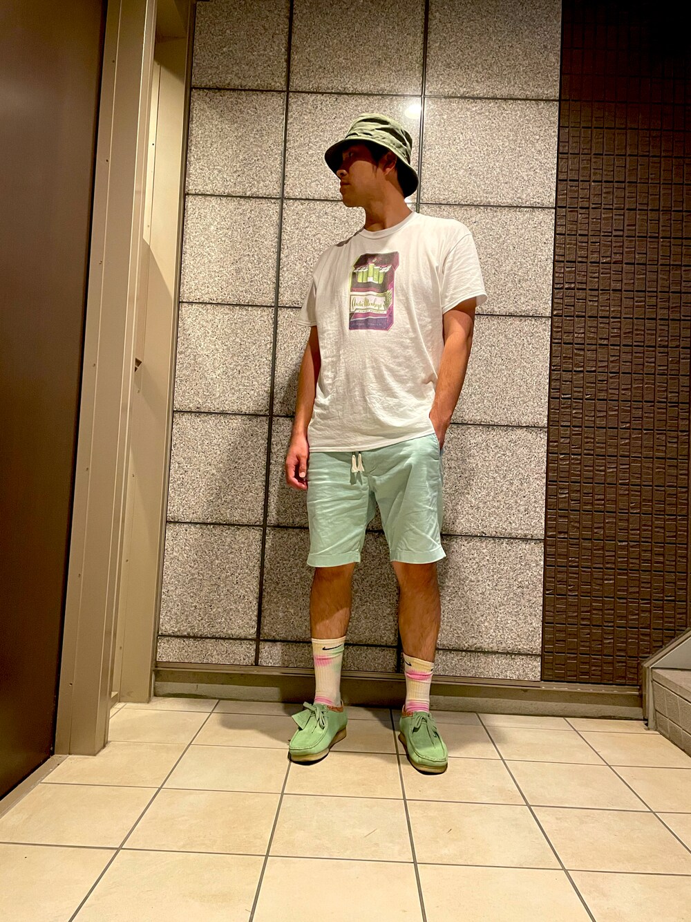 「おしゃれさんと繋がりたい、ootd、ストリートコーデ、ストリートMIX、override、BROOKS BROTHERS、clarks、ステューシー、ワラビー、カラーパンツ、ミントグリーン」｜「古着のArctic monkeys（Tシャツ/カットソー、ホワイト系）」を使った、takayoichiさん（メンズ・187cm）の秋コーディネートの1枚目の写真