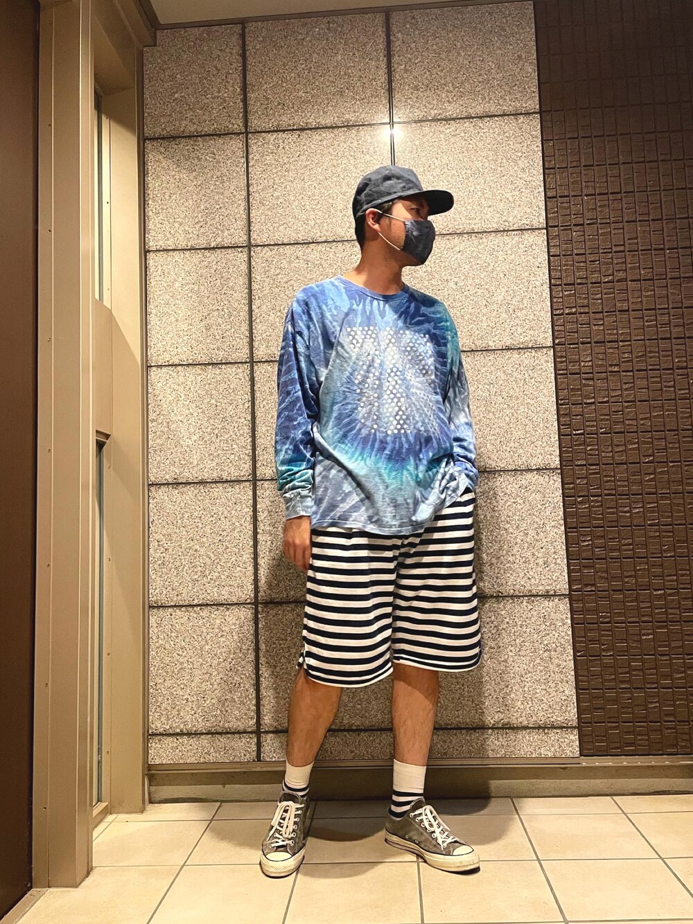 「カジュアルコーデ、秋服準備はじめました、秋コーデ、いいね、save、フォローお願いします🤑、ロンT、タイダイ柄、ボーダー、パイル、コンバース、Miss Much、キャップ、デニムマスク、denim、スニーカーコーデ」｜「THE WYLER CLOTHING COのアイテム（キャップ、ブルー系）」を使った、takayoichiさん（メンズ・187cm）の秋コーディネートの1枚目の写真