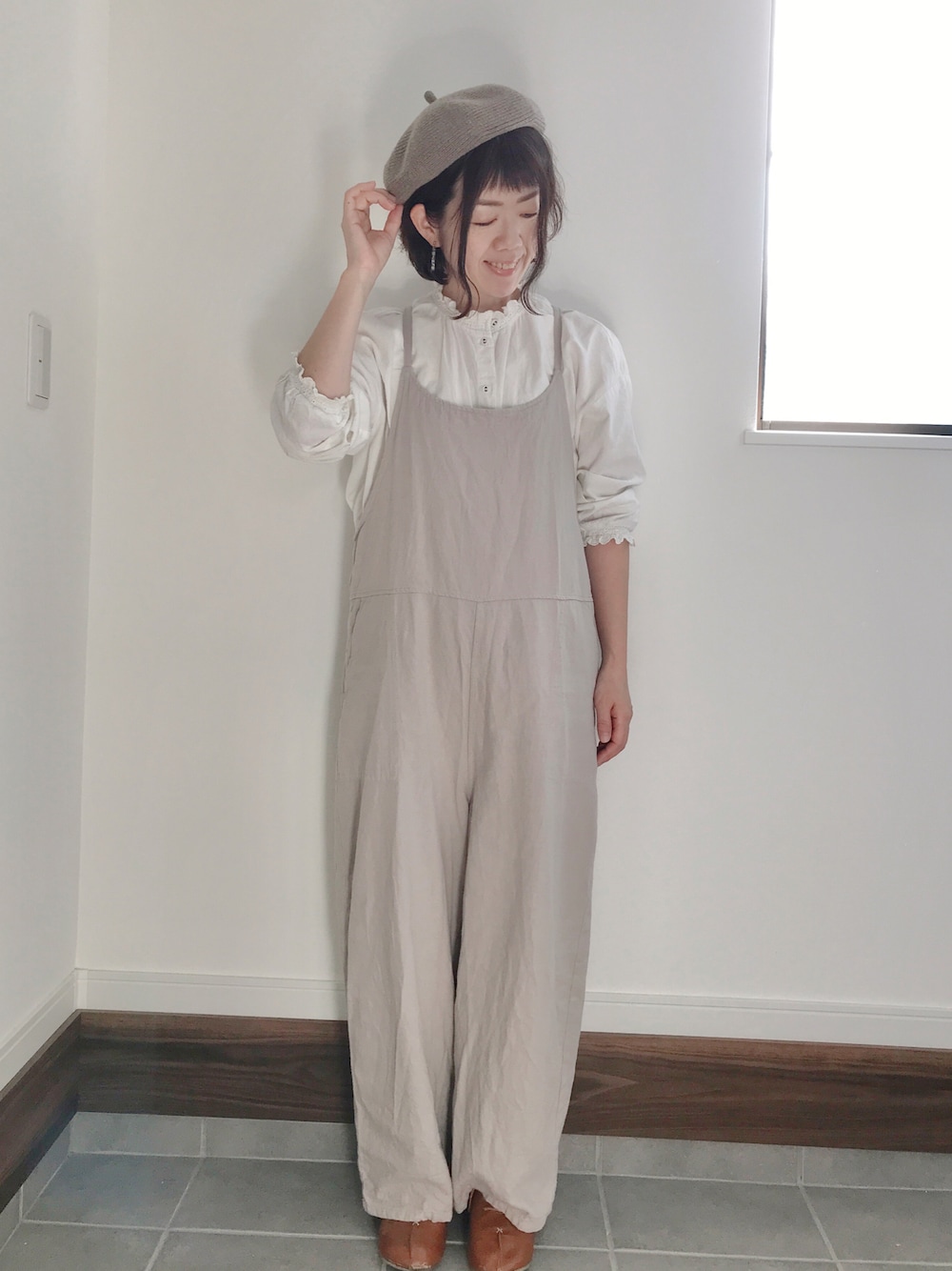 ベージュ系のサロペット/オーバーオール、ホワイト系のシャツ/ブラウス、ベージュ系のハンチング/ベレー帽を着用したレディースの秋コーディネートの1枚目の写真