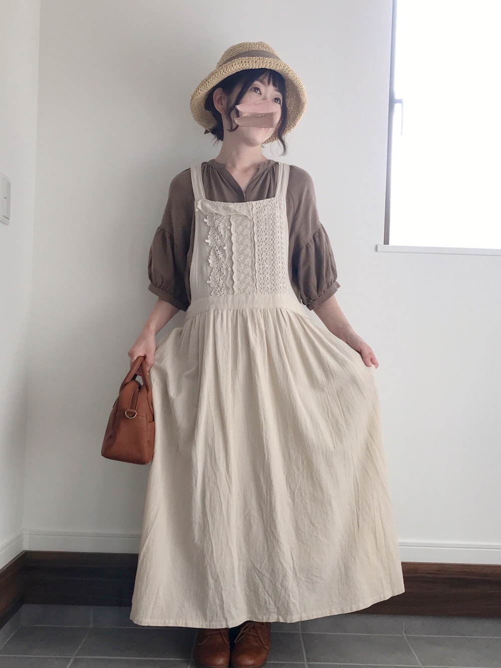 ホワイト系のワンピース、イエロー系のショルダーバッグ、ブラウン系のワンピースを着用したレディースの夏コーディネートの1枚目の写真