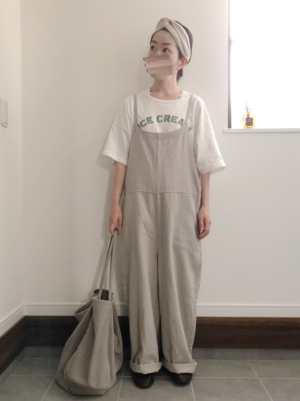 ベージュ系のサロペット/オーバーオール、ホワイト系のTシャツ/カットソー、グレー系のトートバッグを着用したレディースの夏コーディネートの1枚目の写真