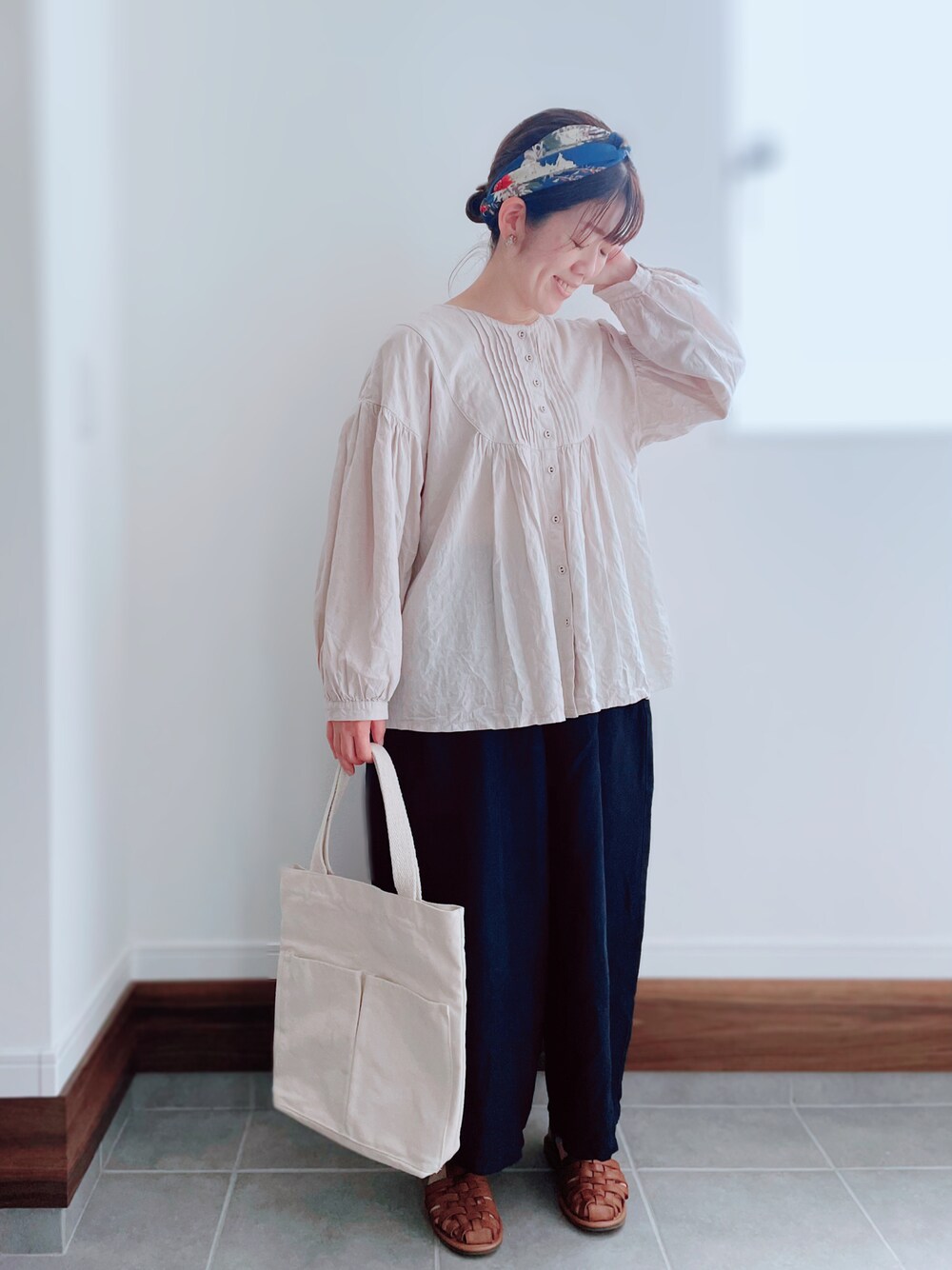 ベージュ系のシャツ/ブラウス、ブルー系のその他パンツ、ベージュ系のトートバッグを着用したレディースの夏コーディネートの1枚目の写真