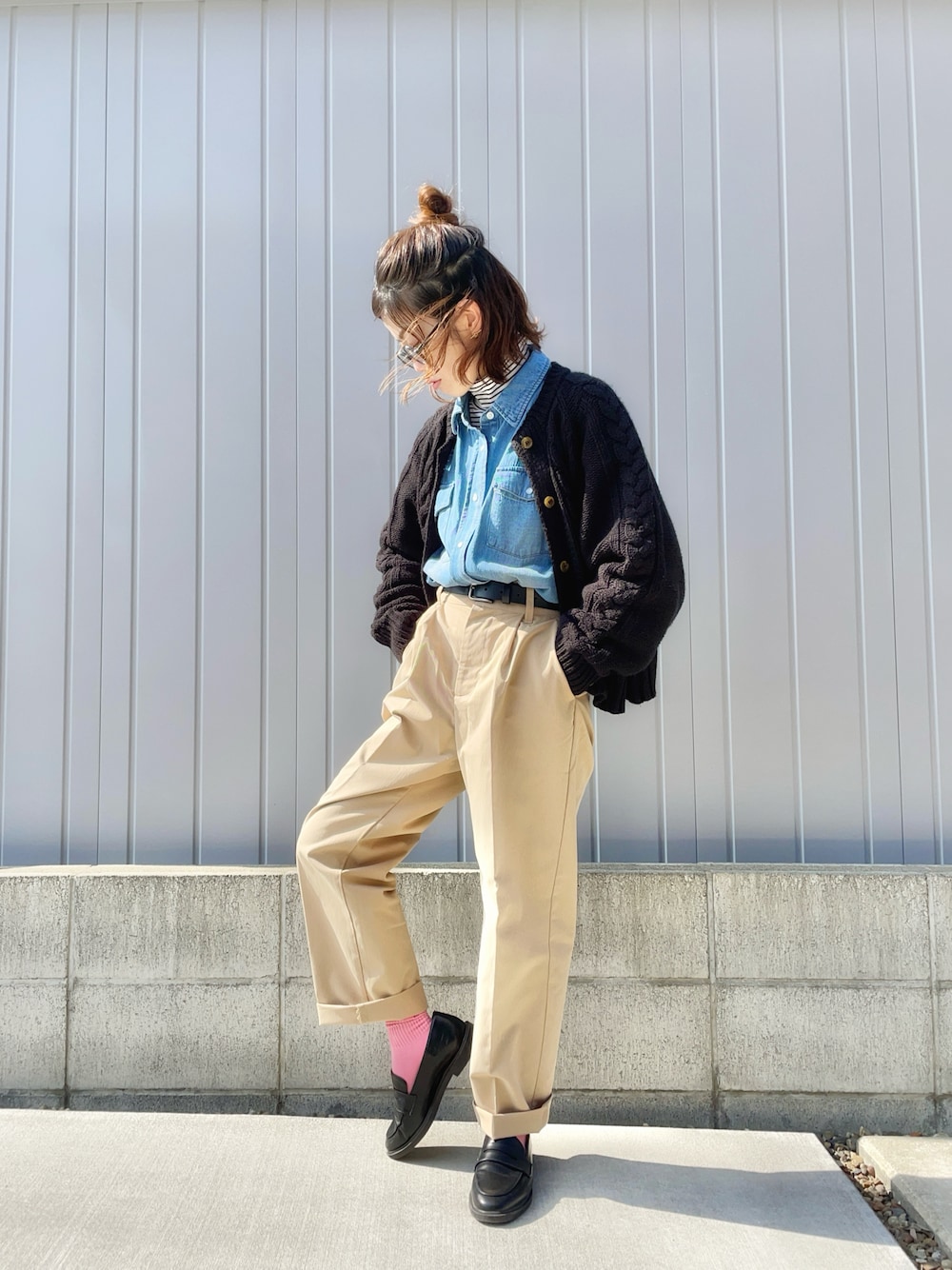 ベージュ系のチノパンツ、ブラック系のローファー、ブルー系のシャツ/ブラウスを着用したレディースの冬コーディネートの1枚目の写真