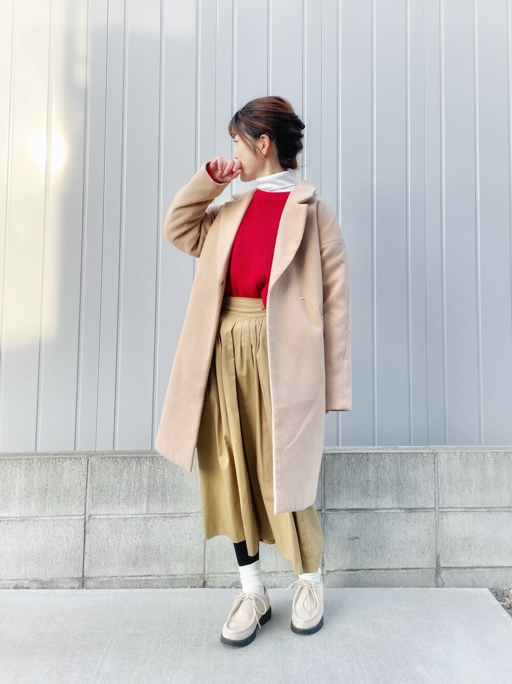 ベージュ系のドレスシューズ、レッド系のニット/セーター、ホワイト系のTシャツ/カットソーを着用したレディースの冬コーディネートの1枚目の写真