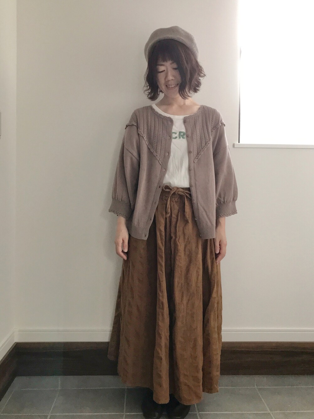 ホワイト系のTシャツ/カットソー、ブラウン系のカーディガン/ボレロ、ブラウン系のスカートを着用したレディースの夏コーディネートの1枚目の写真