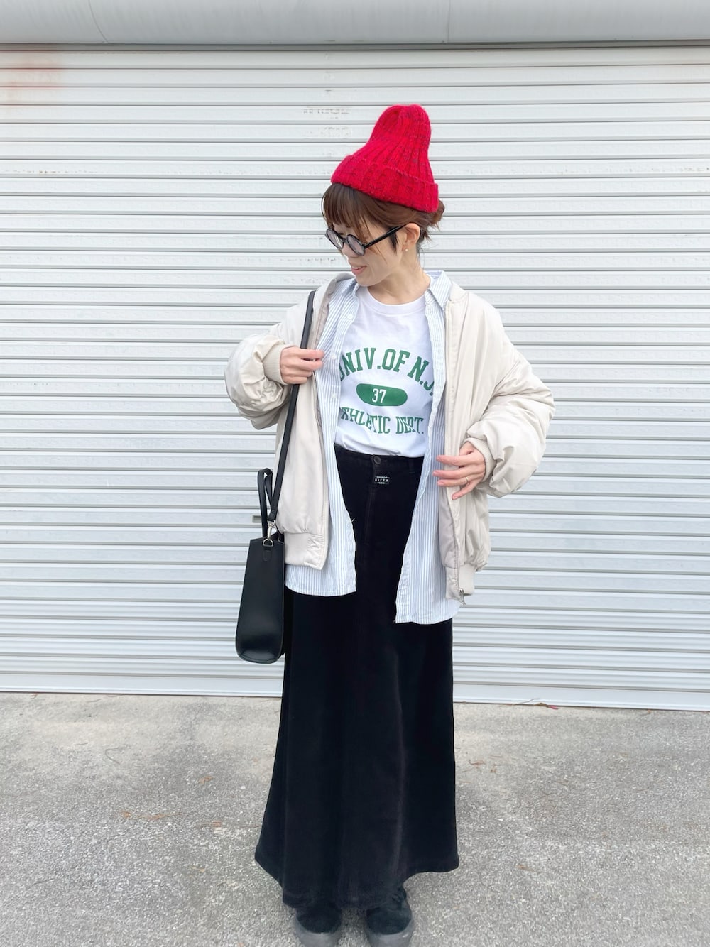 ホワイト系のTシャツ/カットソー、ホワイト系のMA-1、ブルー系のシャツ/ブラウスを着用したレディースの冬コーディネートの1枚目の写真