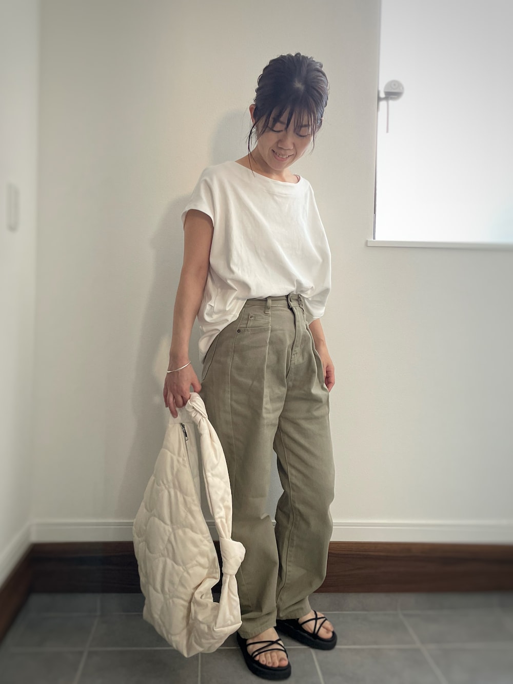 ホワイト系のTシャツ/カットソー、グリーン系のデニムパンツ、ブラック系のサンダルを着用したレディースの夏コーディネートの1枚目の写真