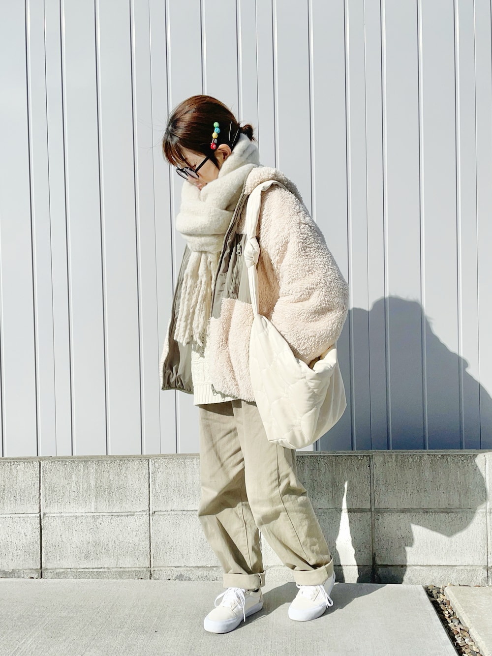 ホワイト系のショルダーバッグ、その他のブルゾン、ホワイト系のニット/セーターを着用したレディースの冬コーディネートの1枚目の写真
