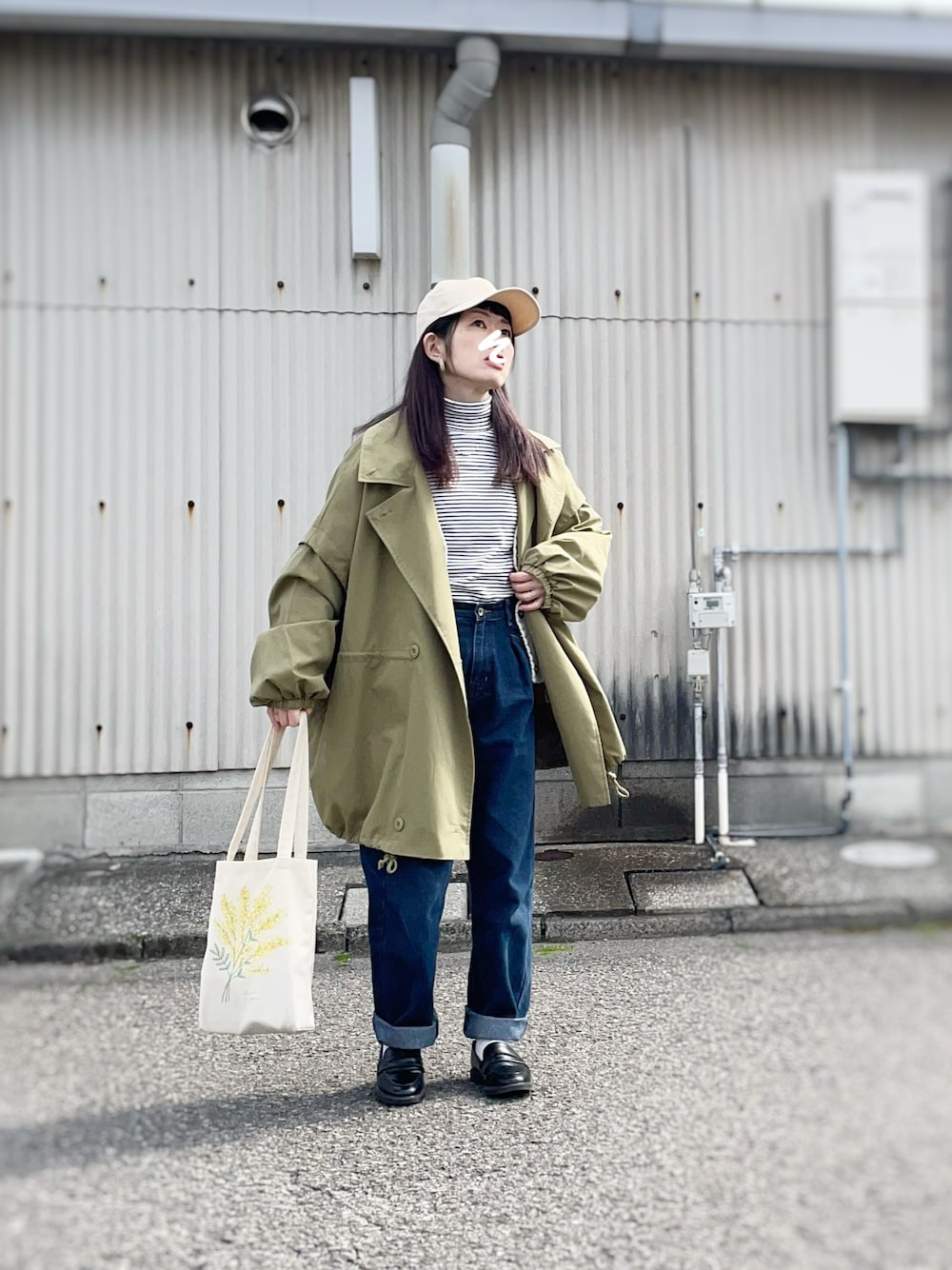グリーン系のモッズコート、ホワイト系のTシャツ/カットソー、ホワイト系のトートバッグを着用したレディースの春コーディネートの1枚目の写真