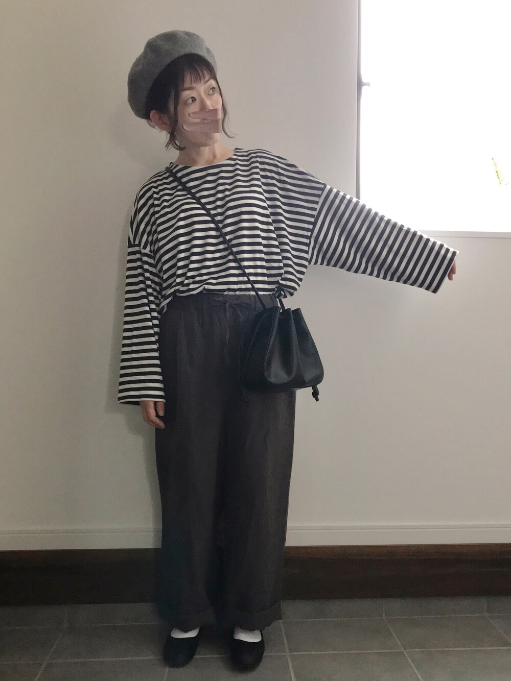 グレー系のその他パンツ、ブラック系のバレエシューズ、ブラック系のショルダーバッグを着用したレディースの夏コーディネートの1枚目の写真