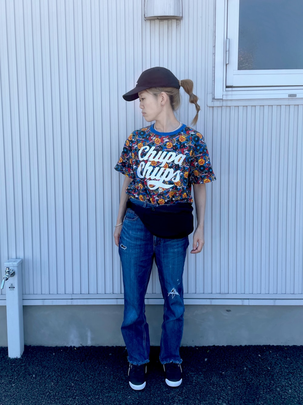 その他のTシャツ/カットソー、ブルー系のデニムパンツ、ブラック系のスニーカーを着用したレディースの秋コーディネートの1枚目の写真