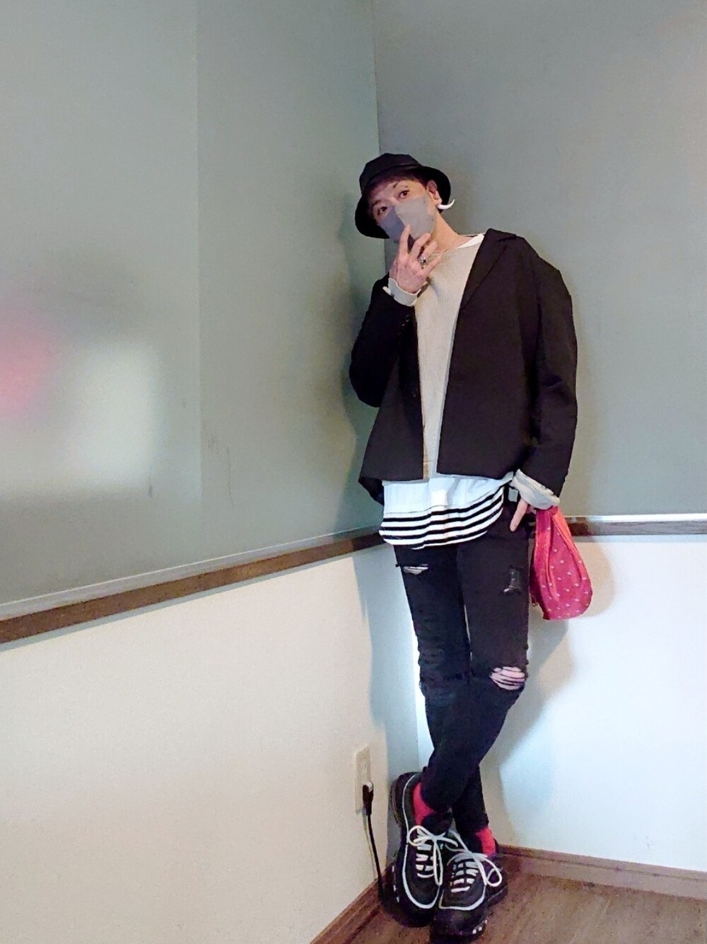 ブラック系のテーラードジャケット、グレー系のTシャツ/カットソー、ホワイト系のTシャツ/カットソーを着用したメンズの春コーディネートの1枚目の写真