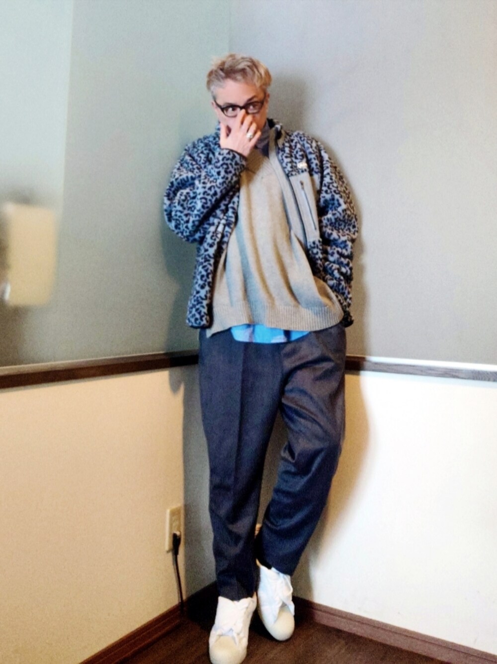 「春コーデ、フリース、ボア、アニマル柄、レイヤードスタイル、スニーカー、adidas、大人カジュアル、メガネ男子」｜「adidasの adidas SST Aerostar 28.5（スニーカー、ホワイト系）」を使った、P３さん（メンズ・178cm）の春コーディネートの1枚目の写真