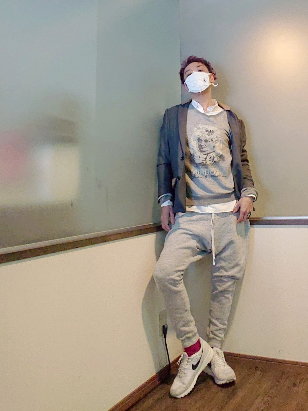 グレー系のスウェット、グレー系のテーラードジャケット、グレー系のスウェットパンツを着用したメンズの冬コーディネートの3枚目の写真