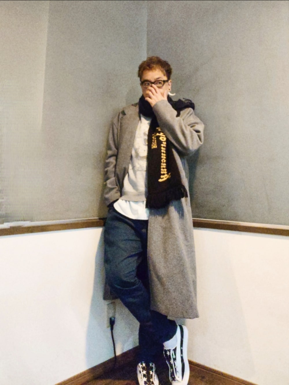 「大人カジュアル、スニーカー、コンバース、スウェット、重ね着ベストシーズン、ロングコート、グレー、Dickies、マフラー、ロゴ、ロゴスウェット、メガネ男子、きれいめカジュアル、秋冬コーデ」｜「Undercoverismのアイテム（スウェット、グレー系）」を使った、P３さん（メンズ・178cm）の秋コーディネートの1枚目の写真